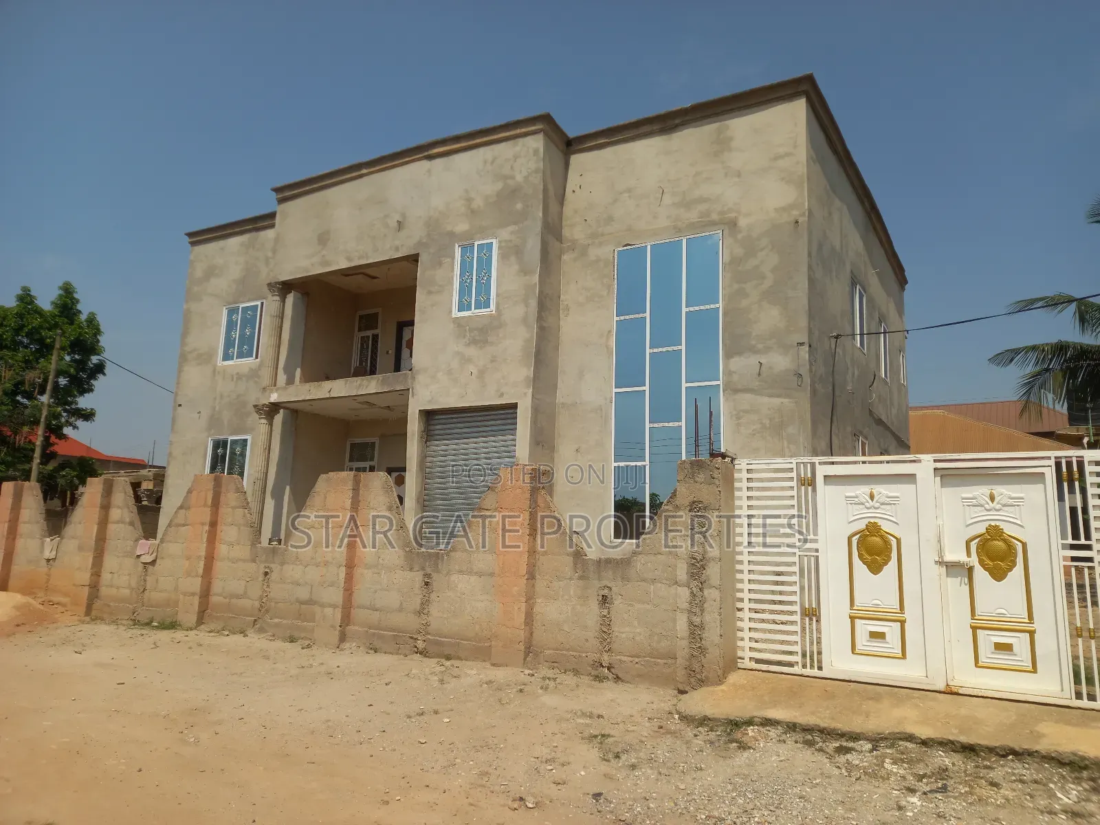 11bdrm House in Fawoade, Kumasi Metropolitan for sale