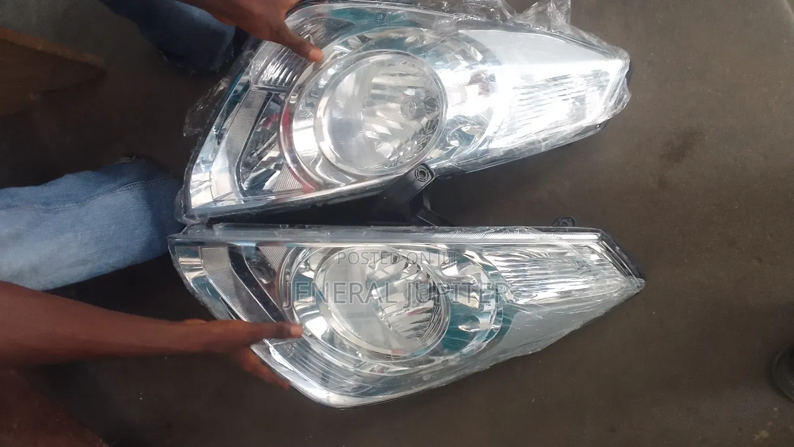 Hyundai H1/Starex Headlight Pair.