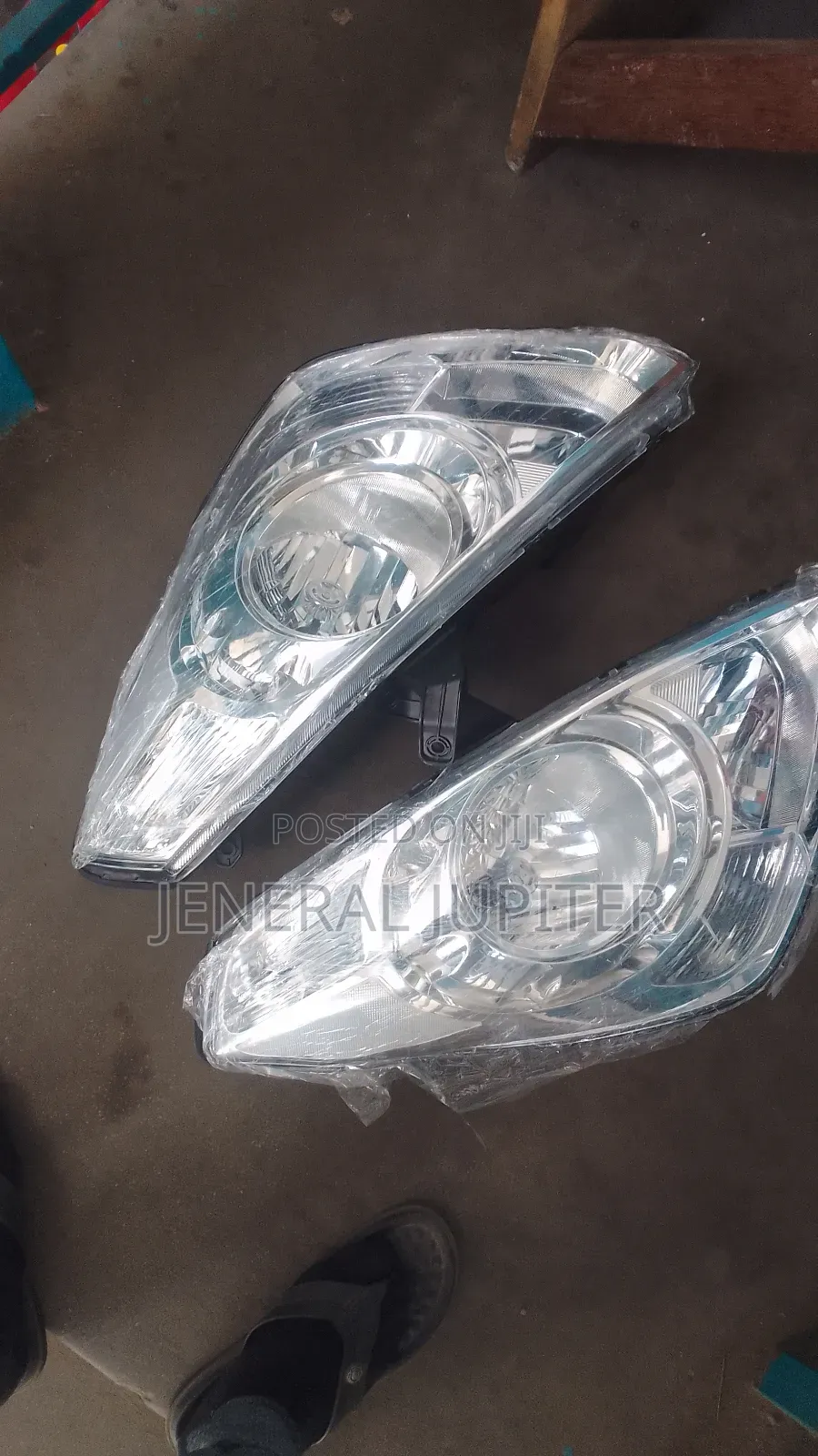 Hyundai H1/Starex Headlight Pair.