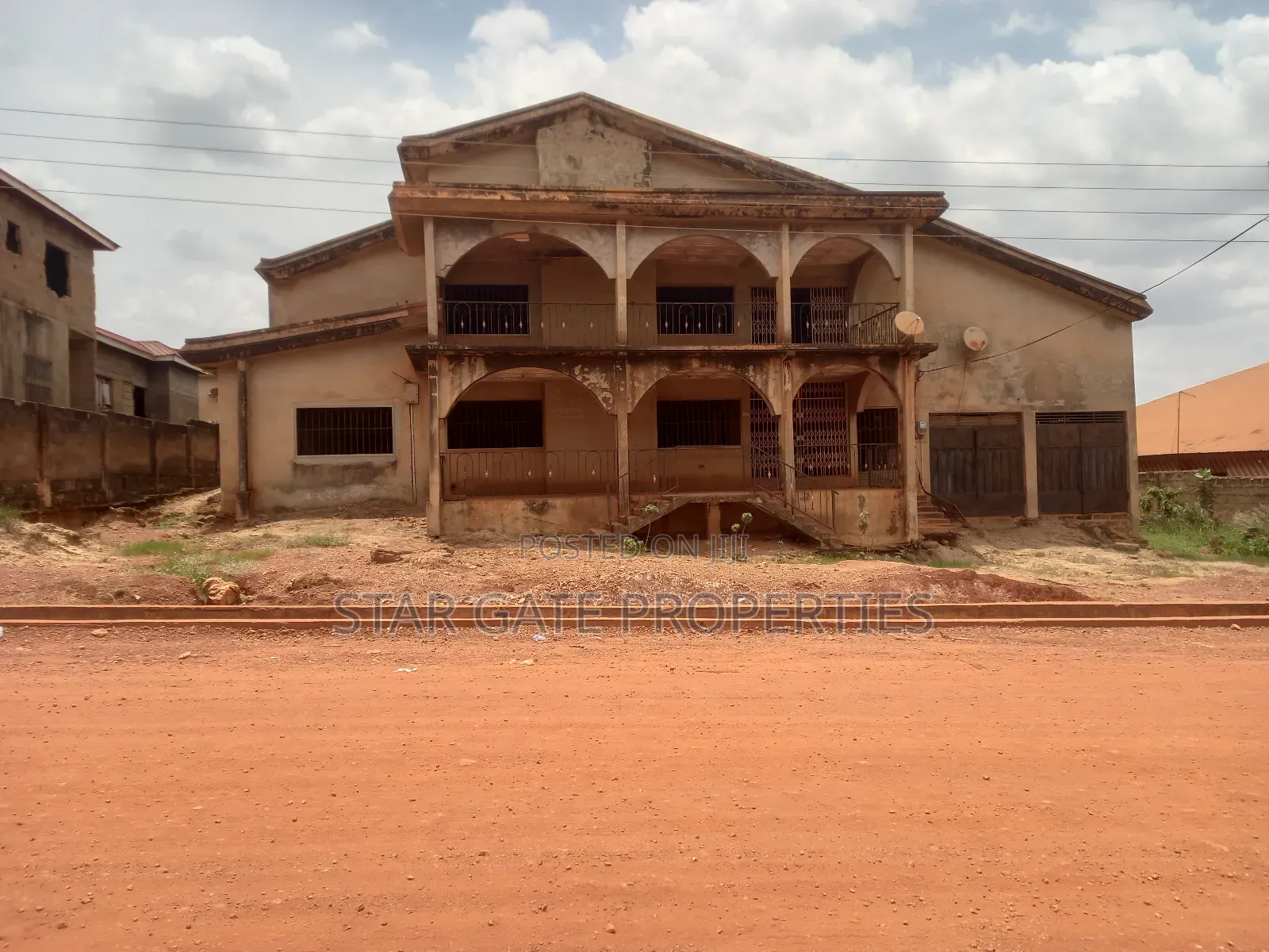 10bdrm House in Santasi Apire, Kumasi Metropolitan for sale
