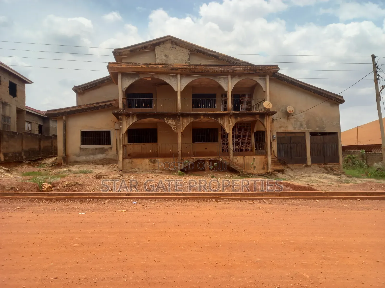 10bdrm House in Santasi Apire, Kumasi Metropolitan for sale