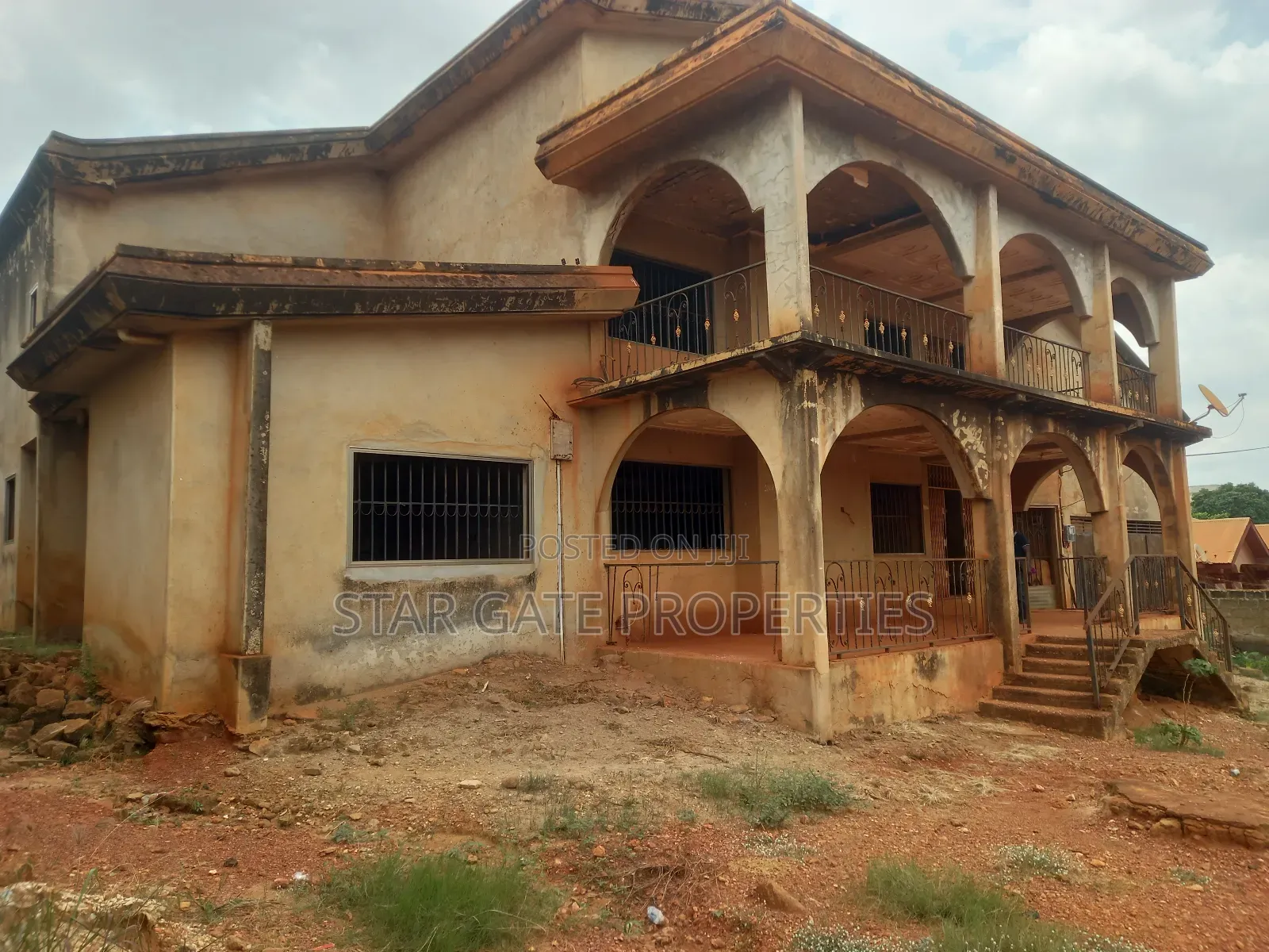 10bdrm House in Santasi Apire, Kumasi Metropolitan for sale