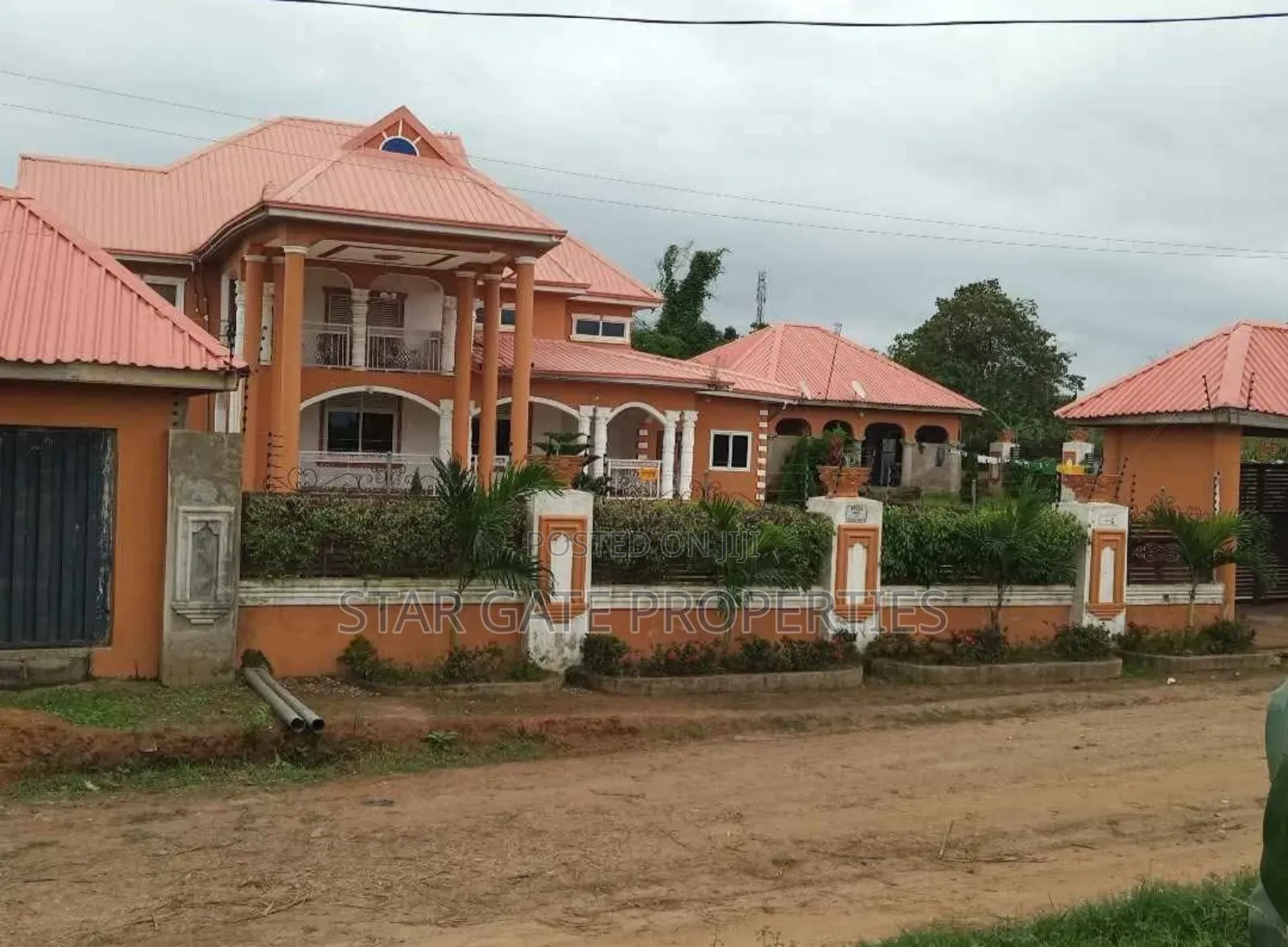 10bdrm House in Apromoase, Kumasi Metropolitan for sale