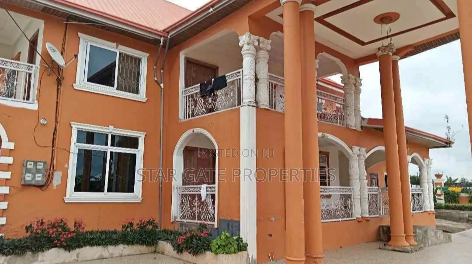 10bdrm House in Apromoase, Kumasi Metropolitan for sale