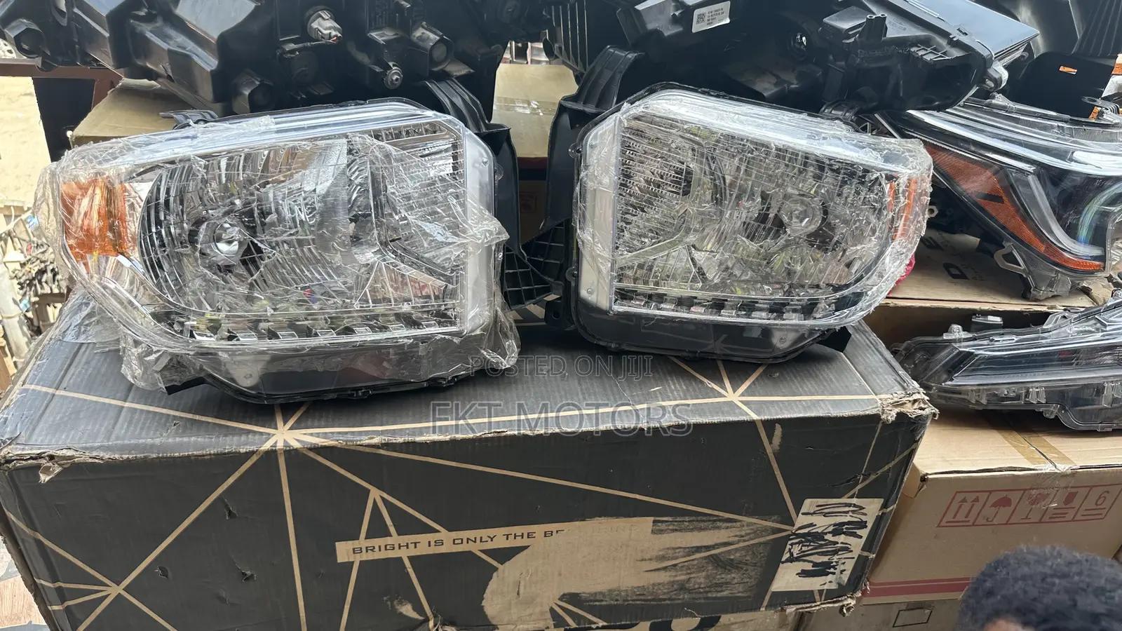 Toyota Tundra Headlights 2013,2014,2015,2016,2017,2018,2019