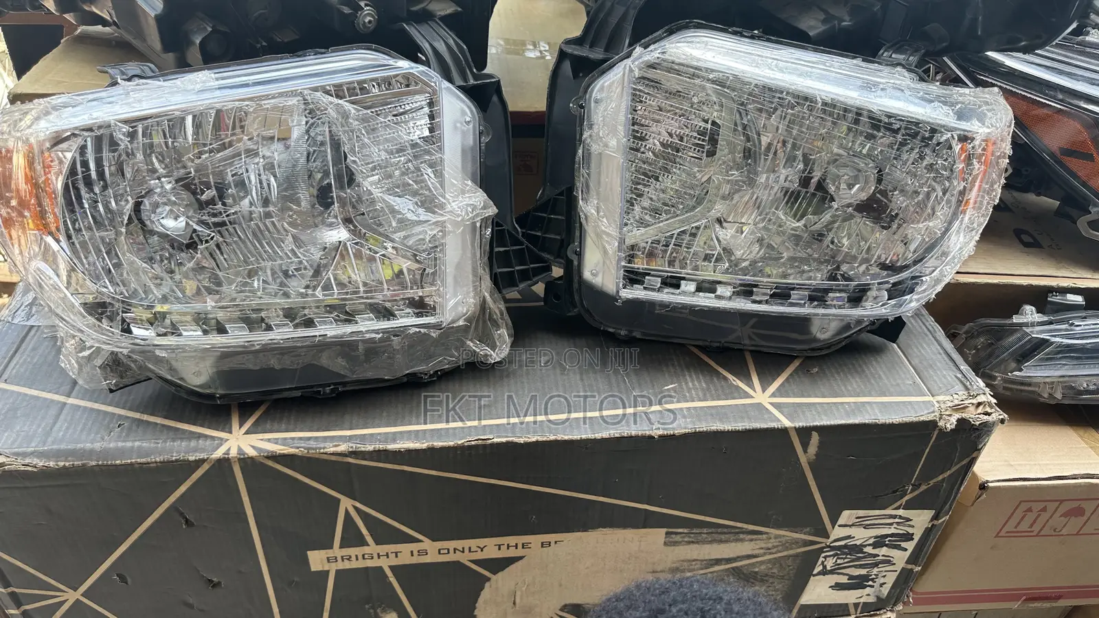 Toyota Tundra Headlights 2013,2014,2015,2016,2017,2018,2019