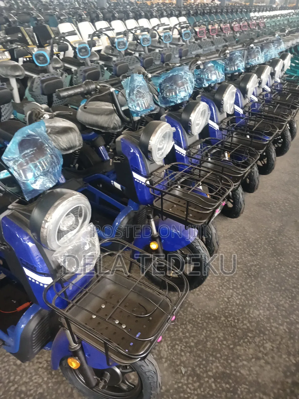 M3-Max Chargeable Lithium Battery E-Bike/at Caprice Bus Stop
