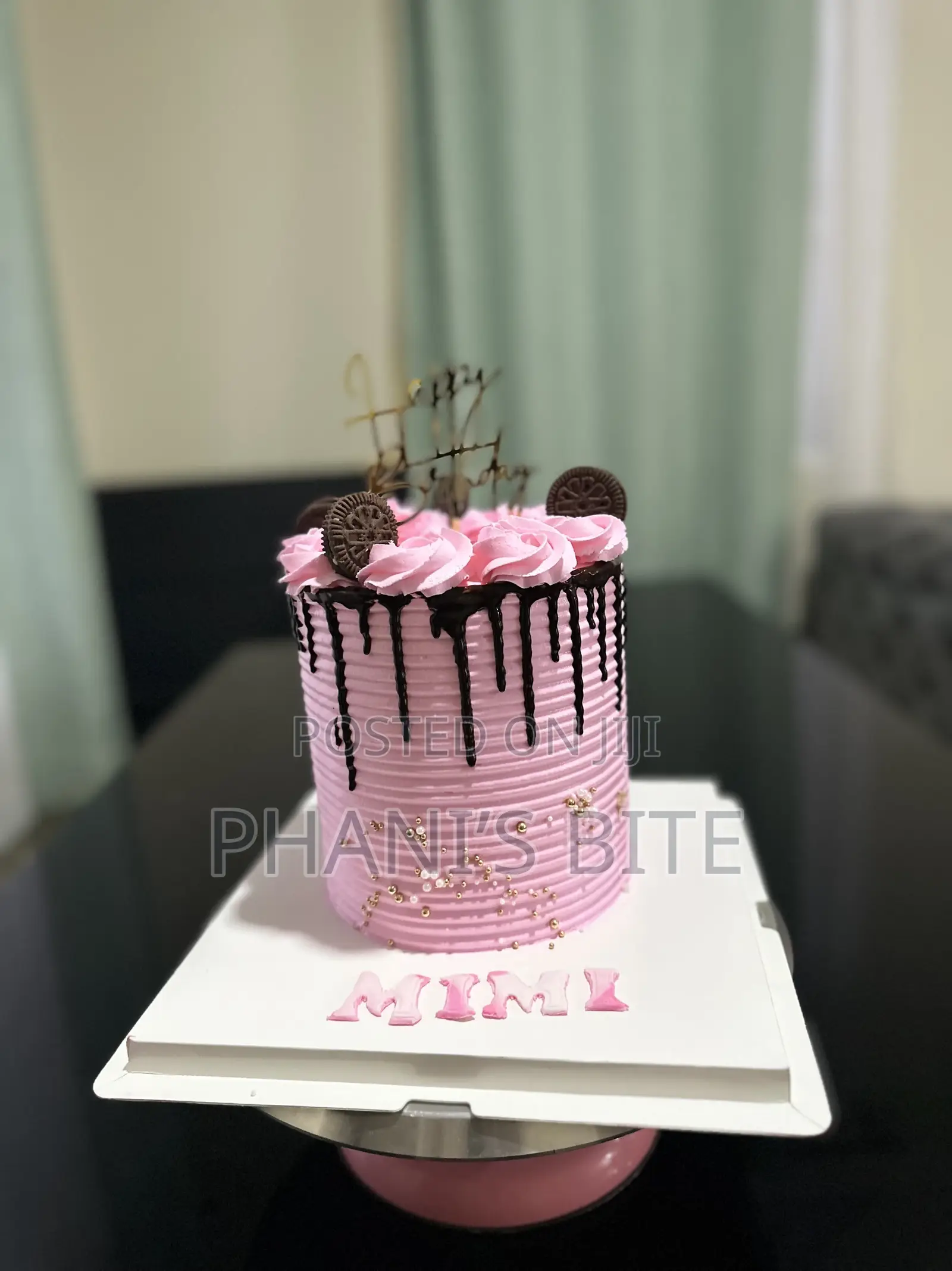 3 Layers,6inchs Vanilla and Red Velvet Cake