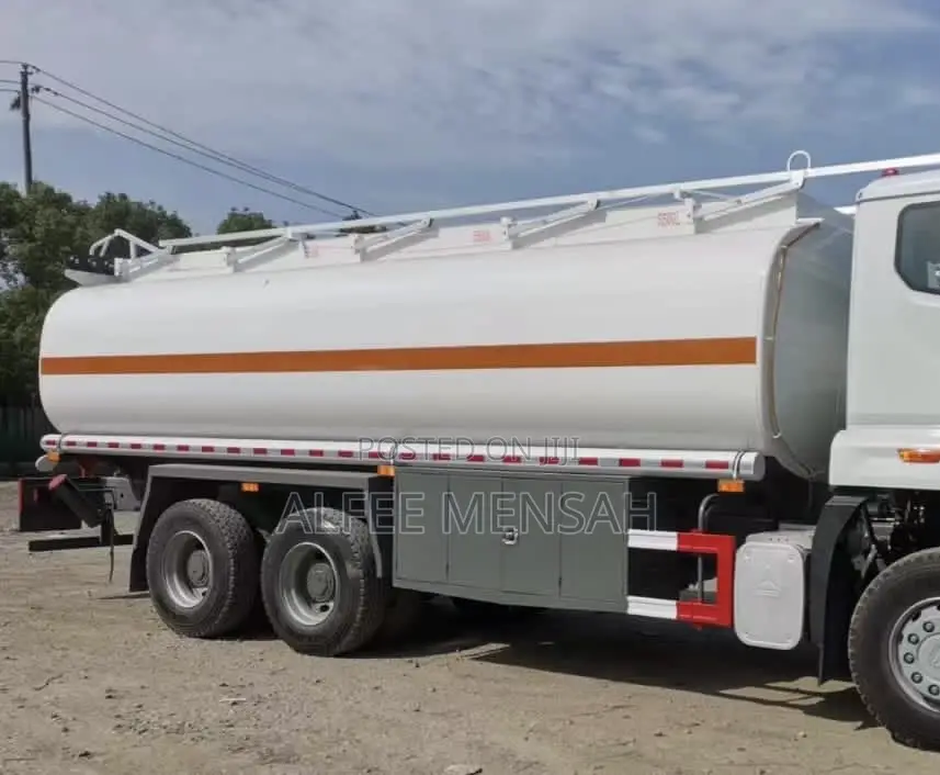 Sinotruk Howo 8x4 Oil Tanker 27m3( 3months Wait )
