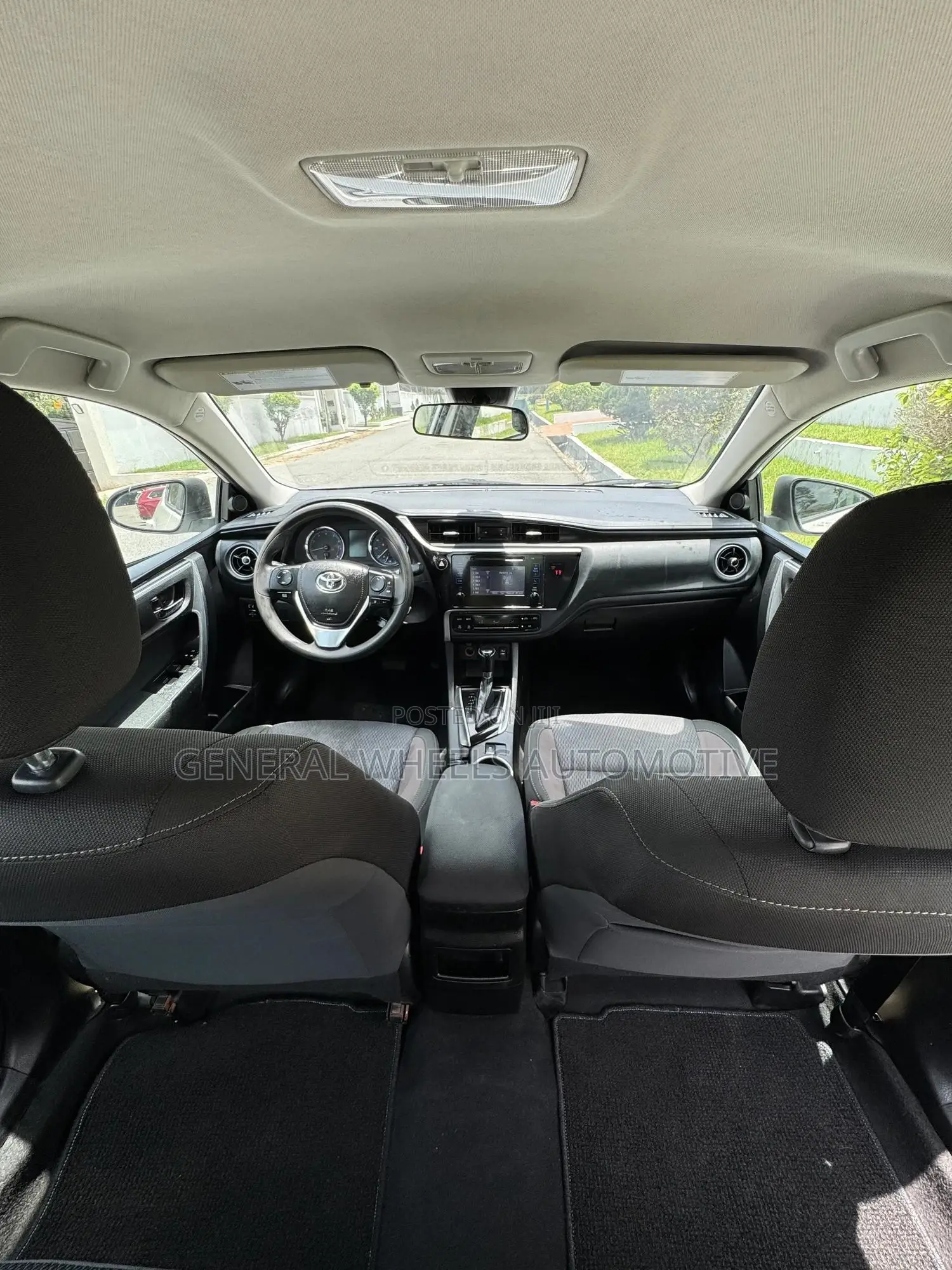 Toyota Corolla LE (1.8L 4cyl 2A) 2018 White