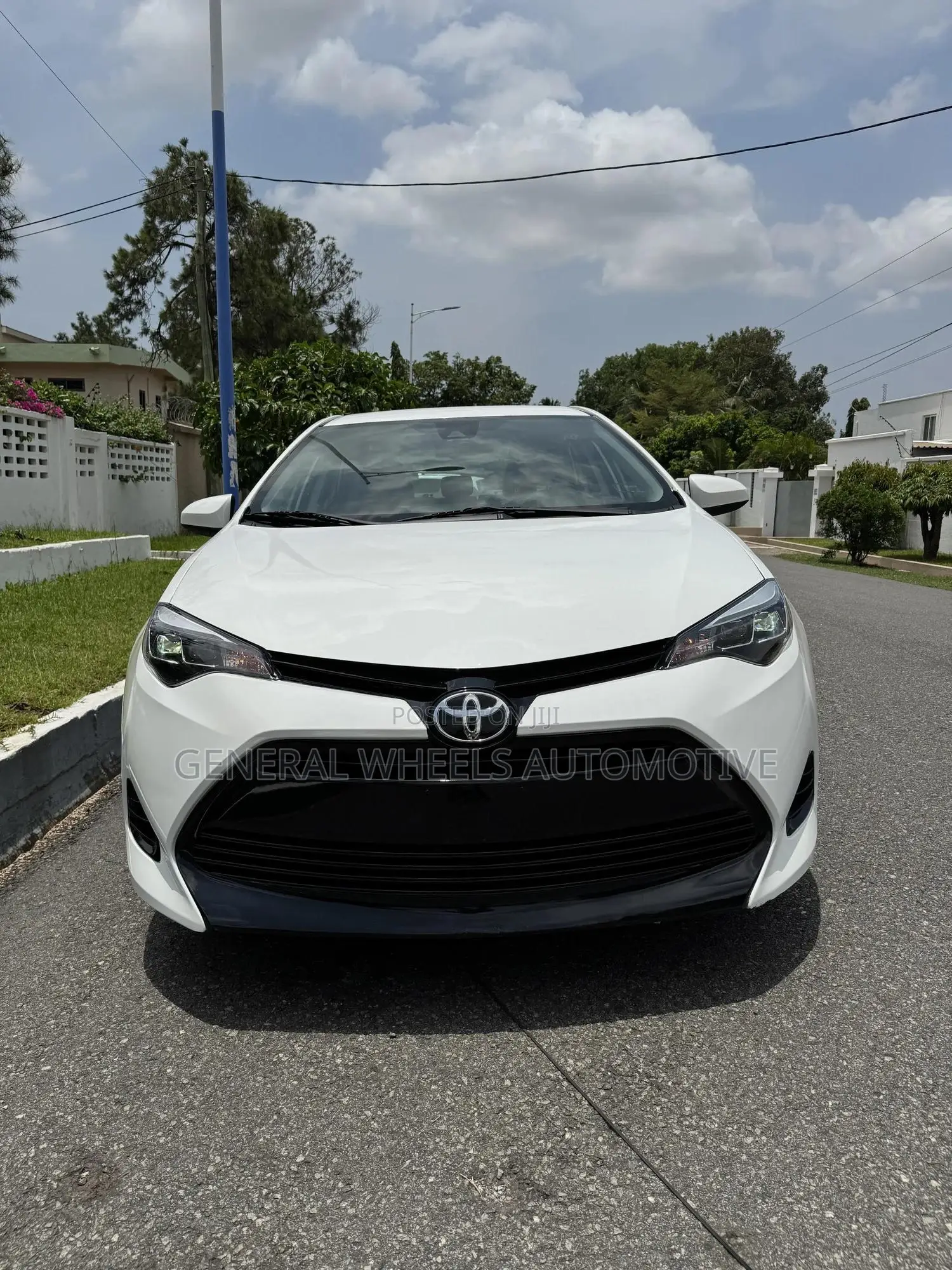 Toyota Corolla LE (1.8L 4cyl 2A) 2018 White