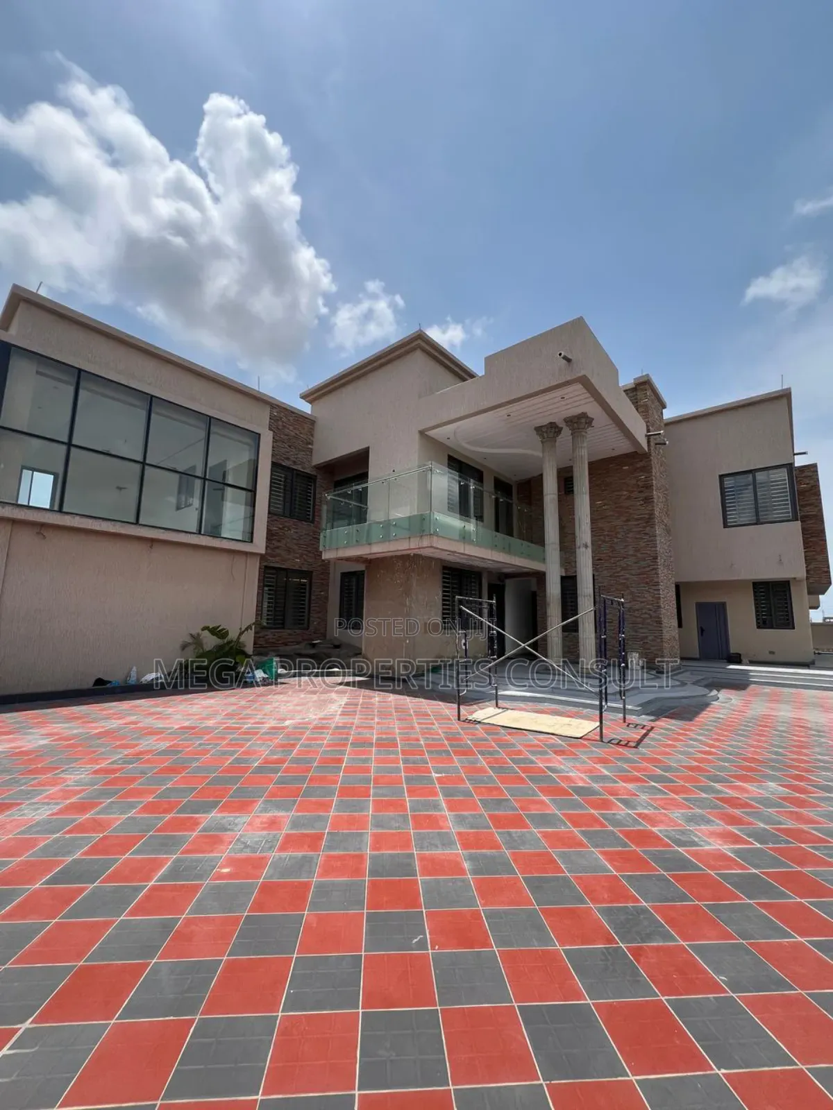 8bdrm Mansion in East Legon for sale