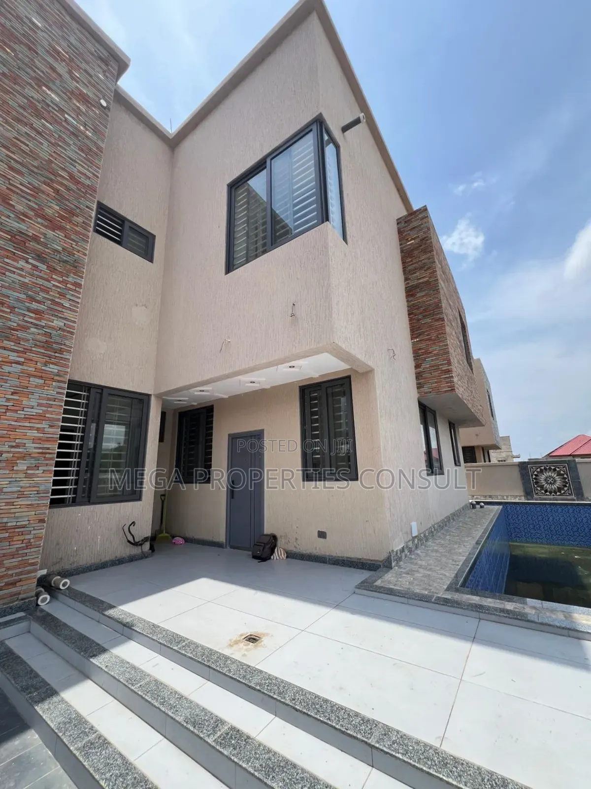 8bdrm Mansion in East Legon for sale