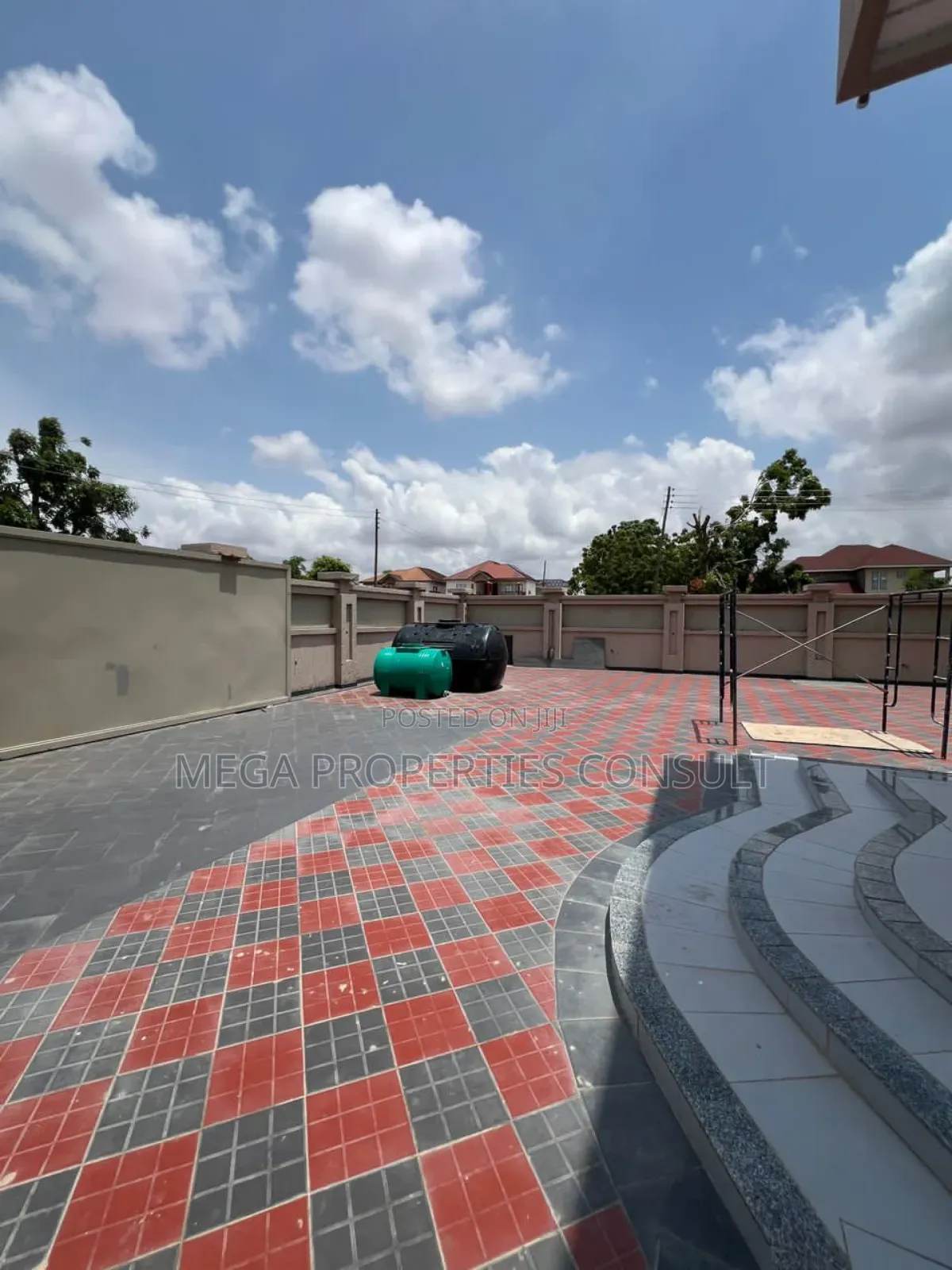 8bdrm Mansion in East Legon for sale