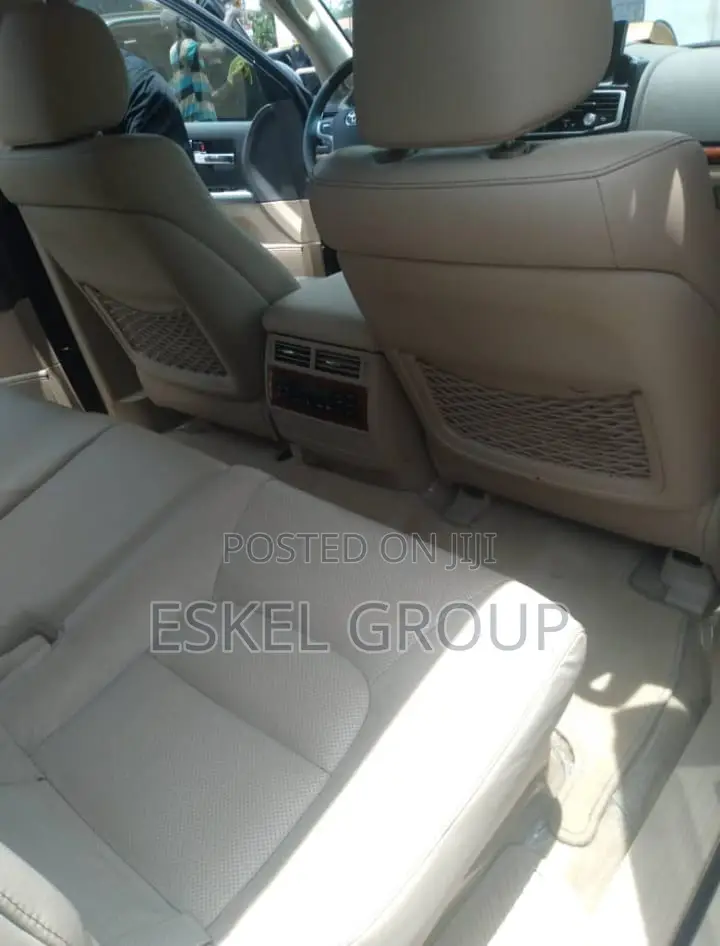 Land Cruiser V8 for Rent Come With a Driver