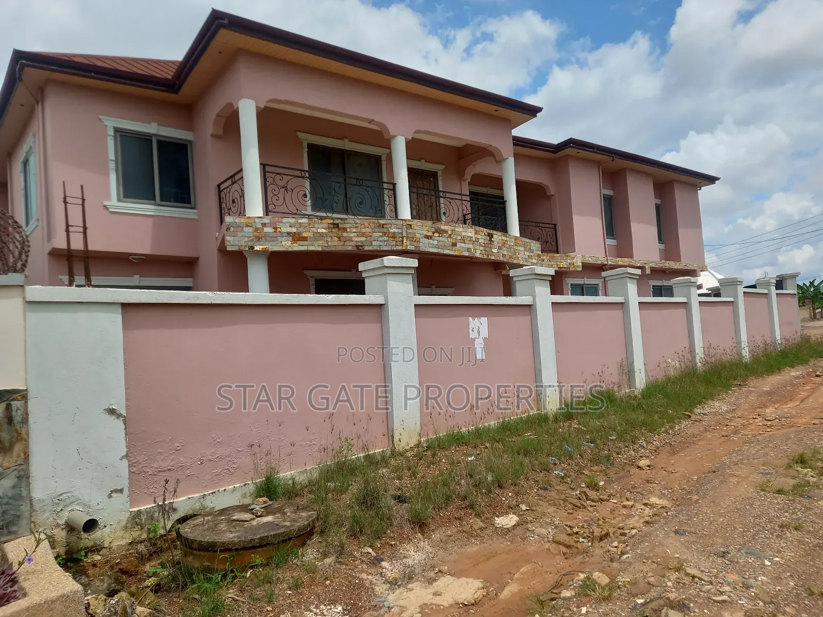 8bdrm House in Near Daban, Santasi, Kumasi Metropolitan for sale