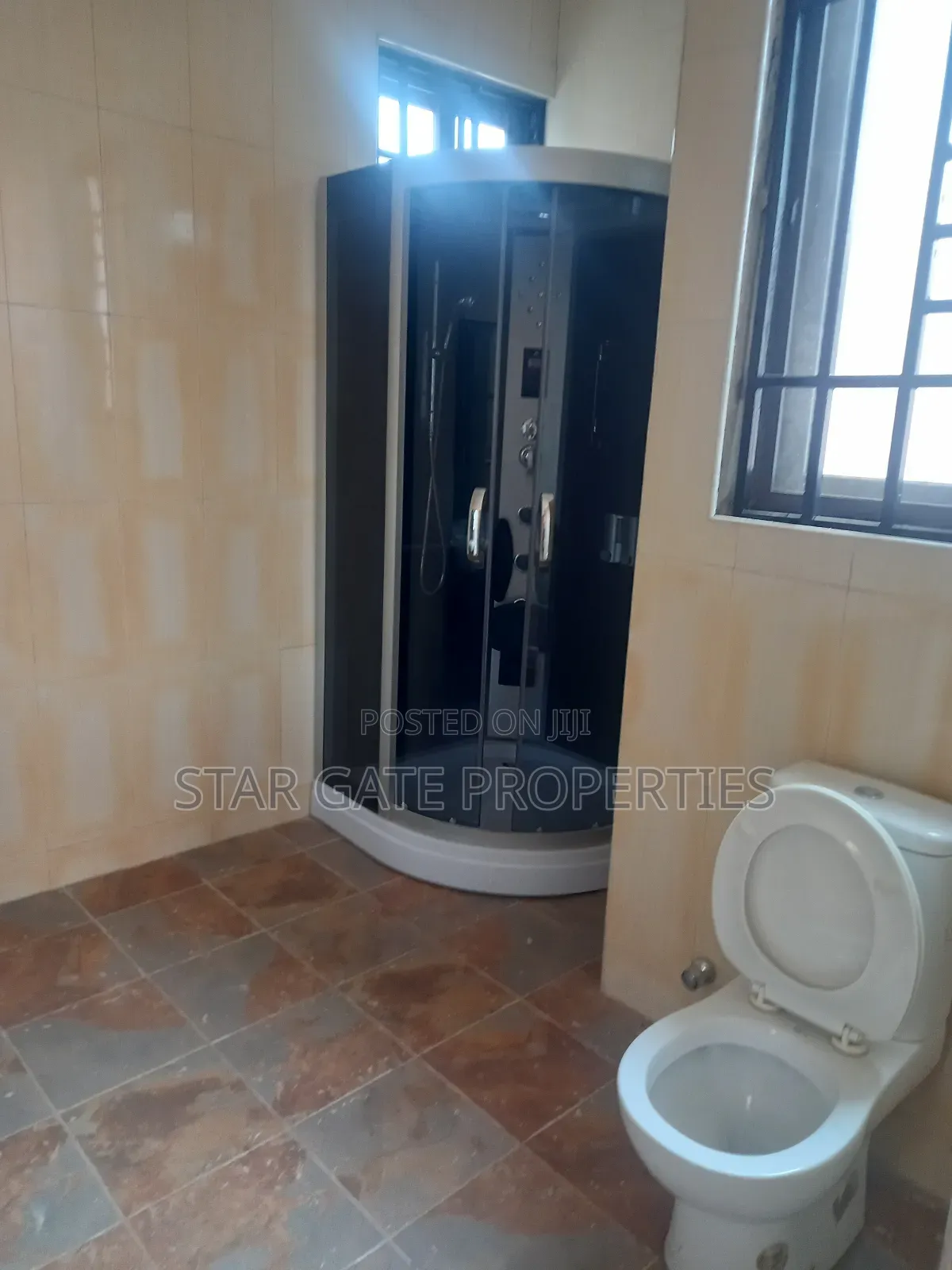 8bdrm House in Near Daban, Santasi, Kumasi Metropolitan for sale