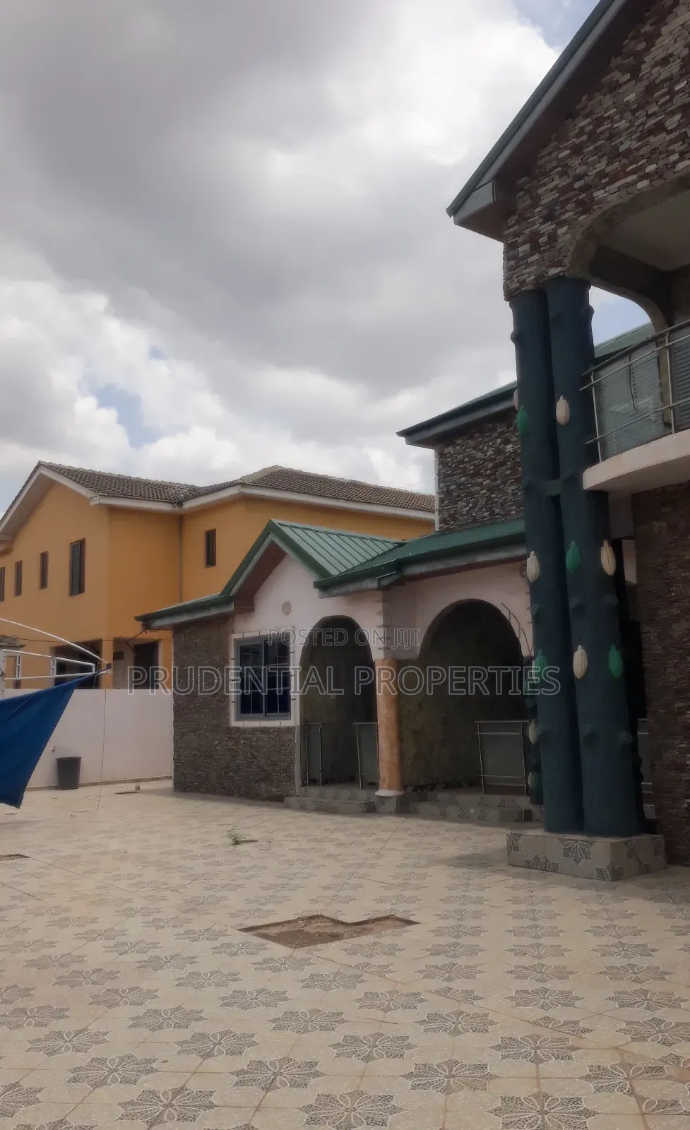 7bdrm House in Kwabenya for sale