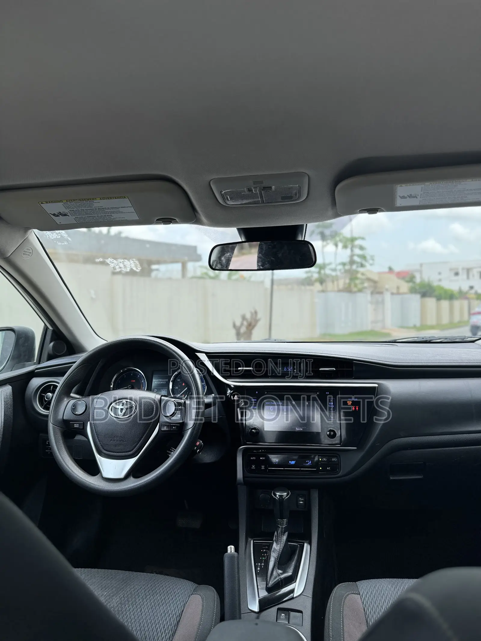 Toyota Corolla LE (1.8L 4cyl 2A) 2018 White