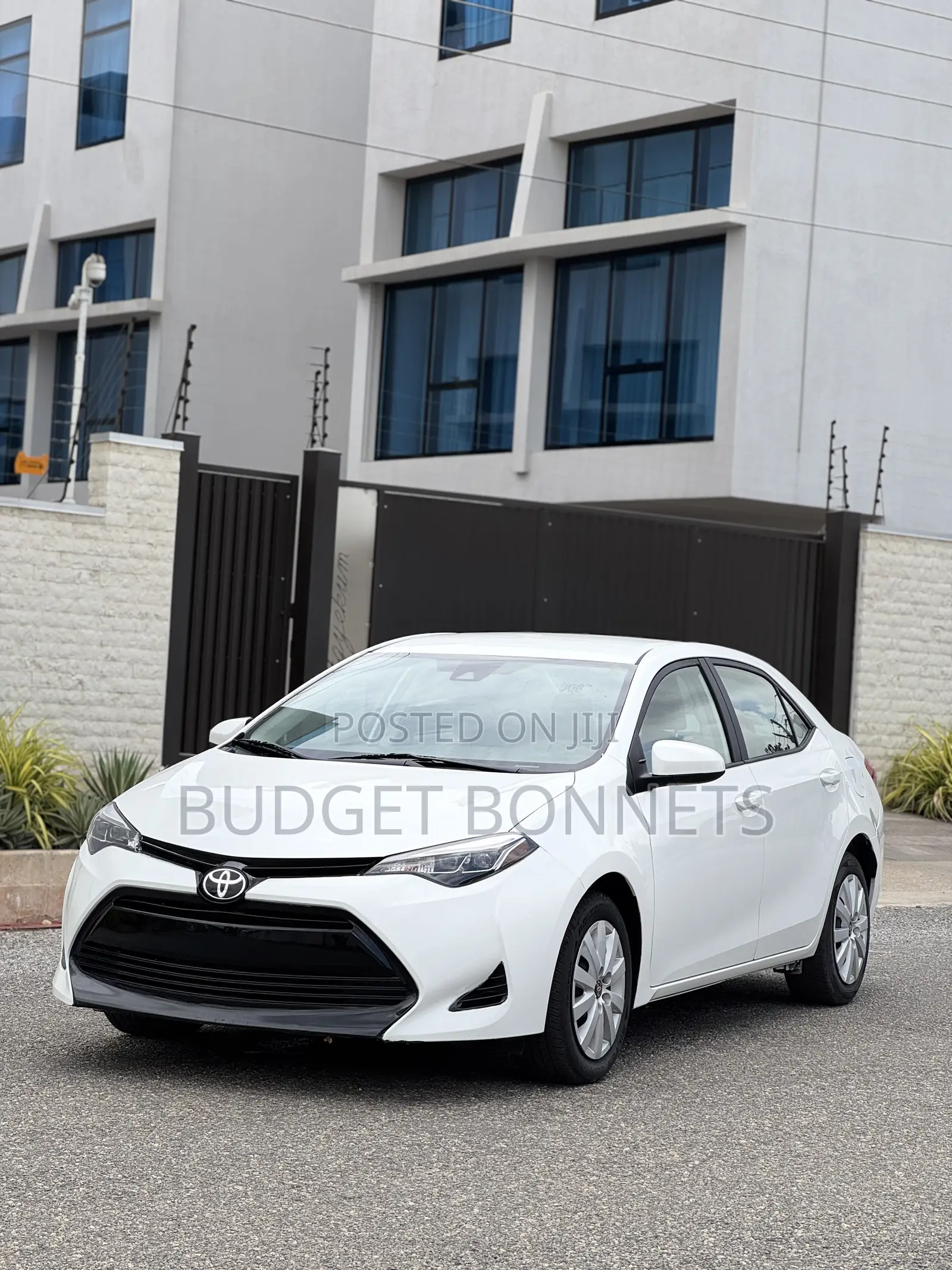 Toyota Corolla LE (1.8L 4cyl 2A) 2018 White