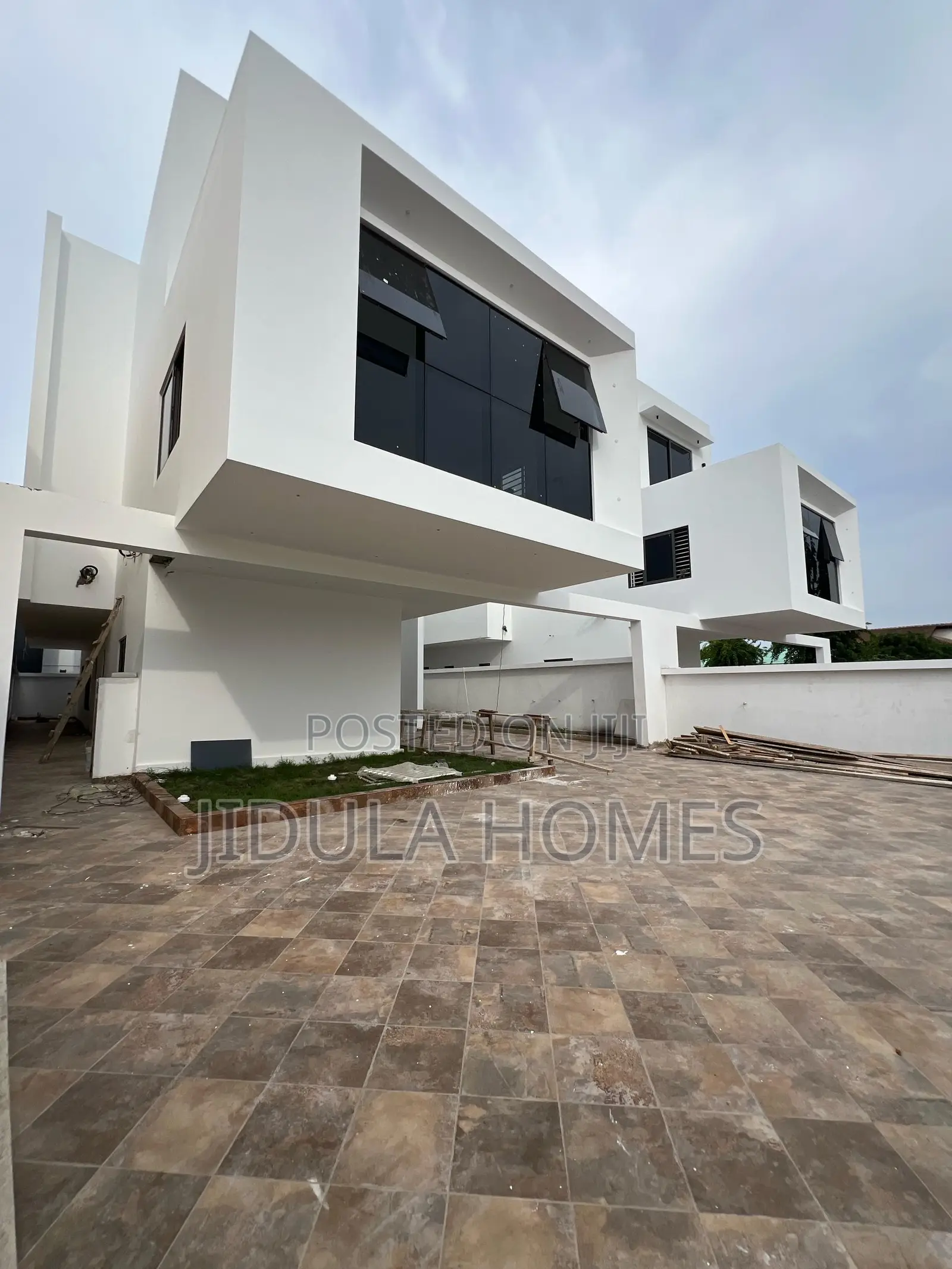 6bdrm Block of Flats in East Legon for sale