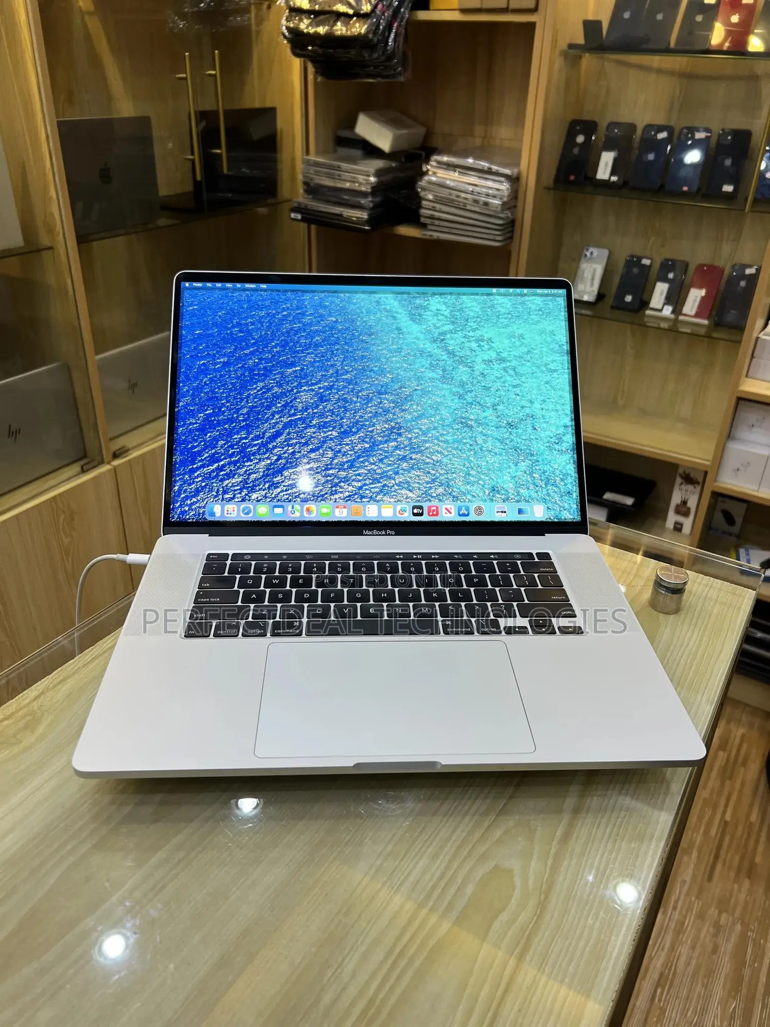 New Laptop Apple MacBook Pro 2019 16GB Intel Core i9 SSD 512GB