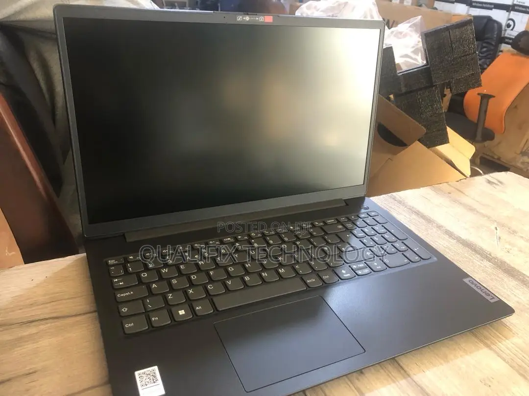 New Laptop Lenovo V15 8GB Intel Core i5 SSD 512GB