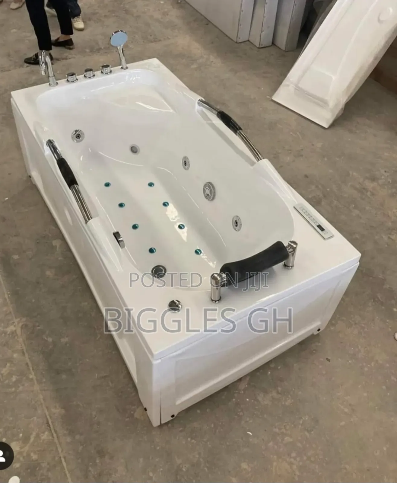 Straight Bath Jacuzzi With Shower Handles