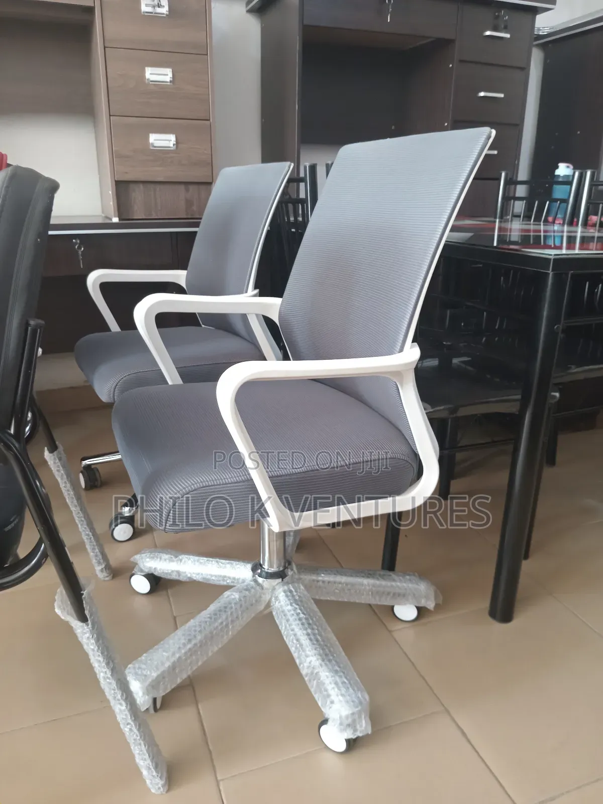 Durable Mesh Swivel White Chair