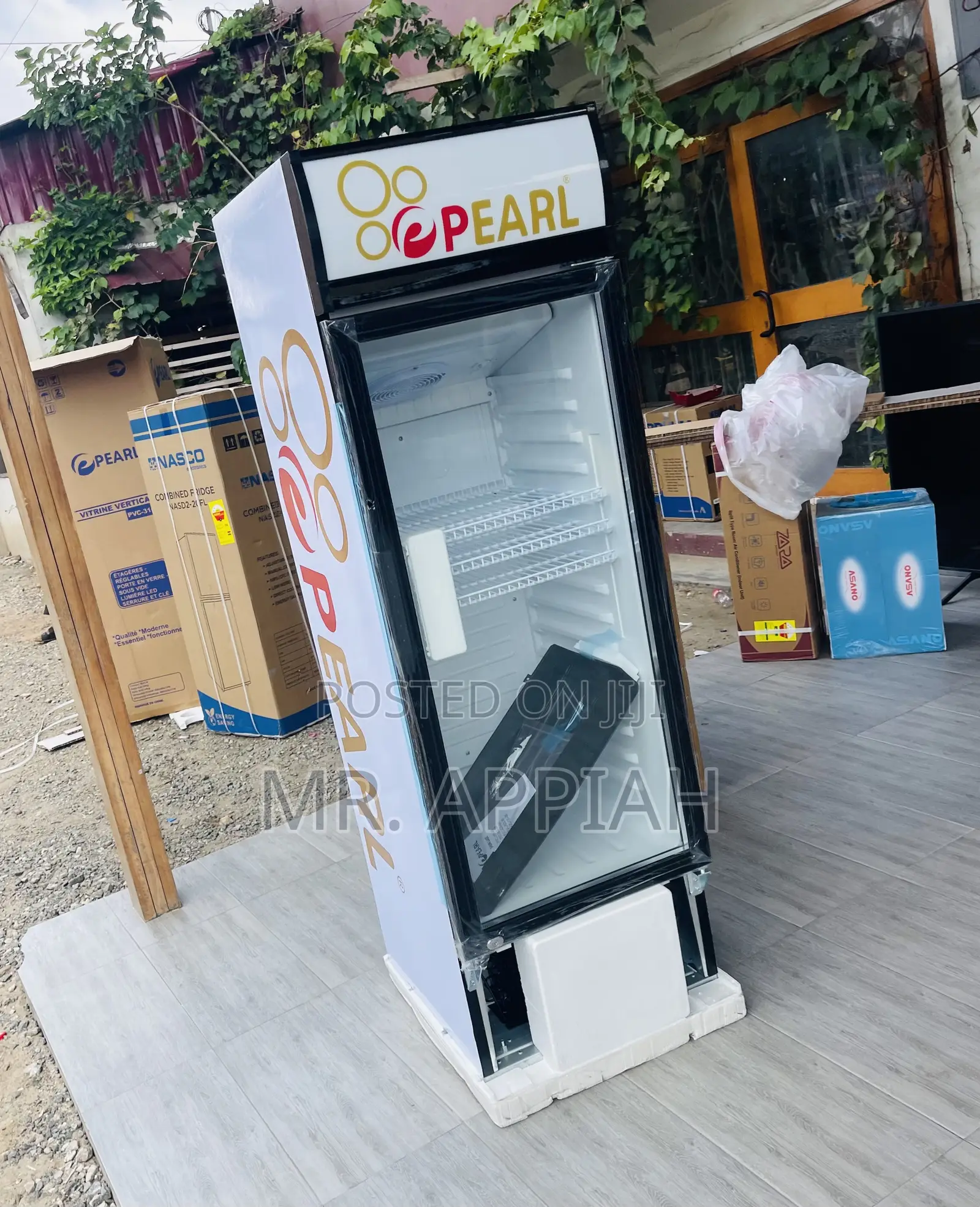 Beautiful Made Pearl PVC-316-2b Single Door Display Fridge.