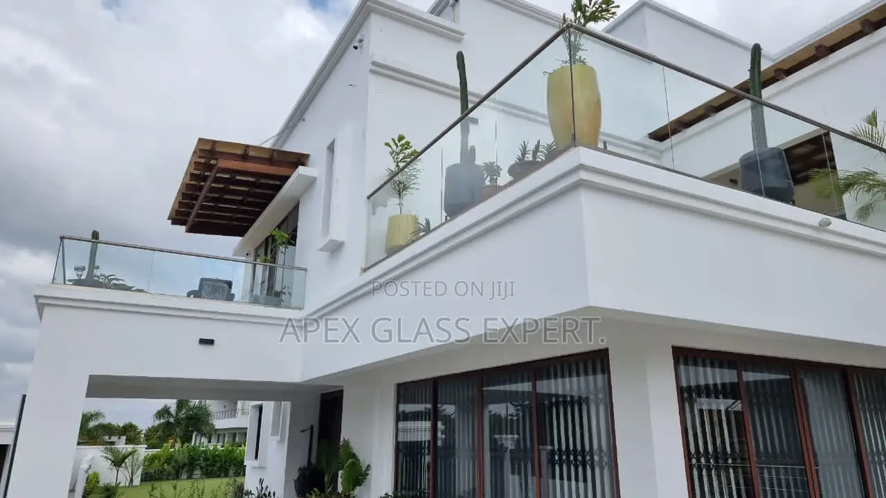 Balcony 10mm Clear Tempered Glass Balustrade.