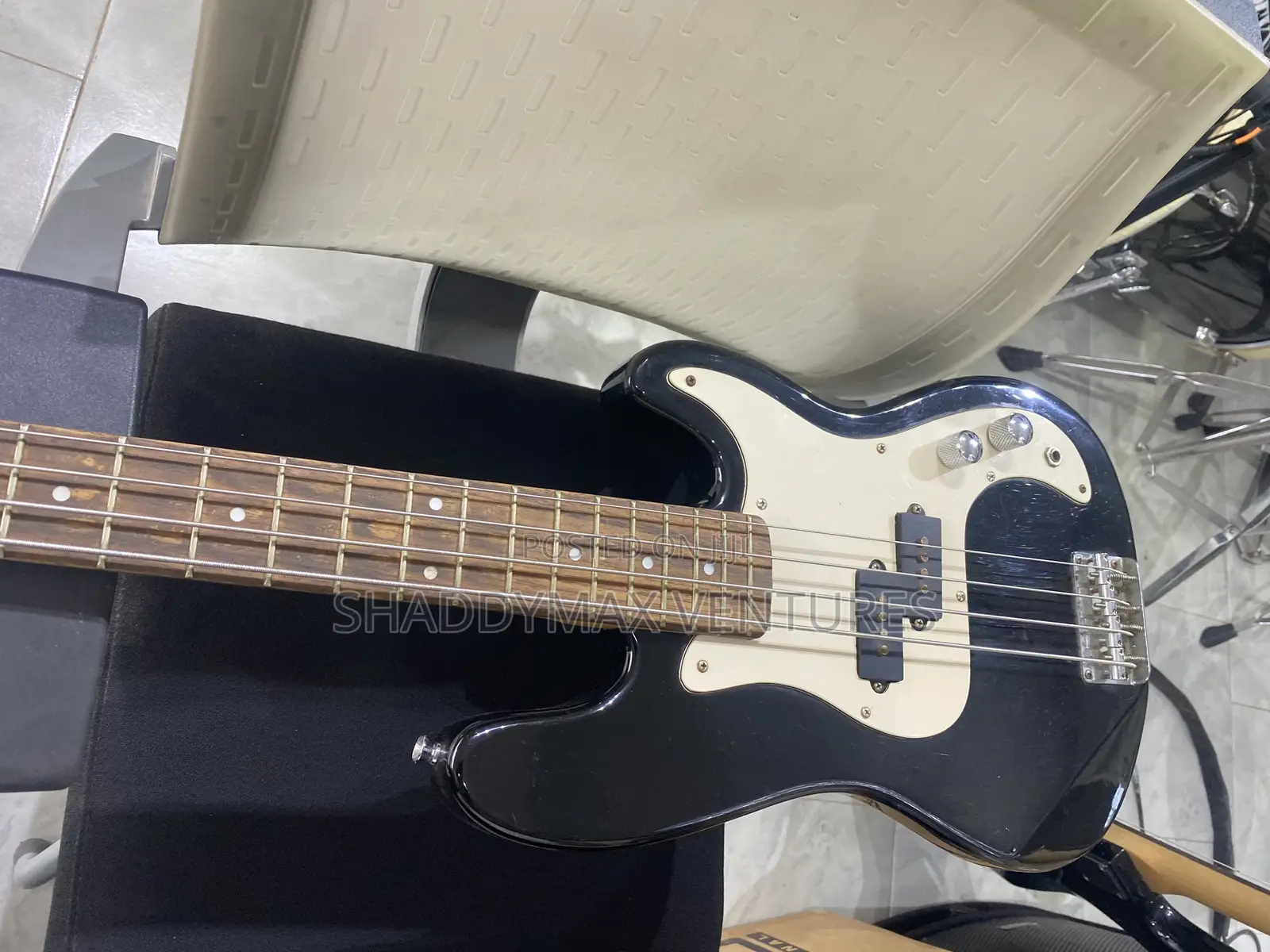 Gear4music 4 Strings Bass Guitar( Heavy Sound)