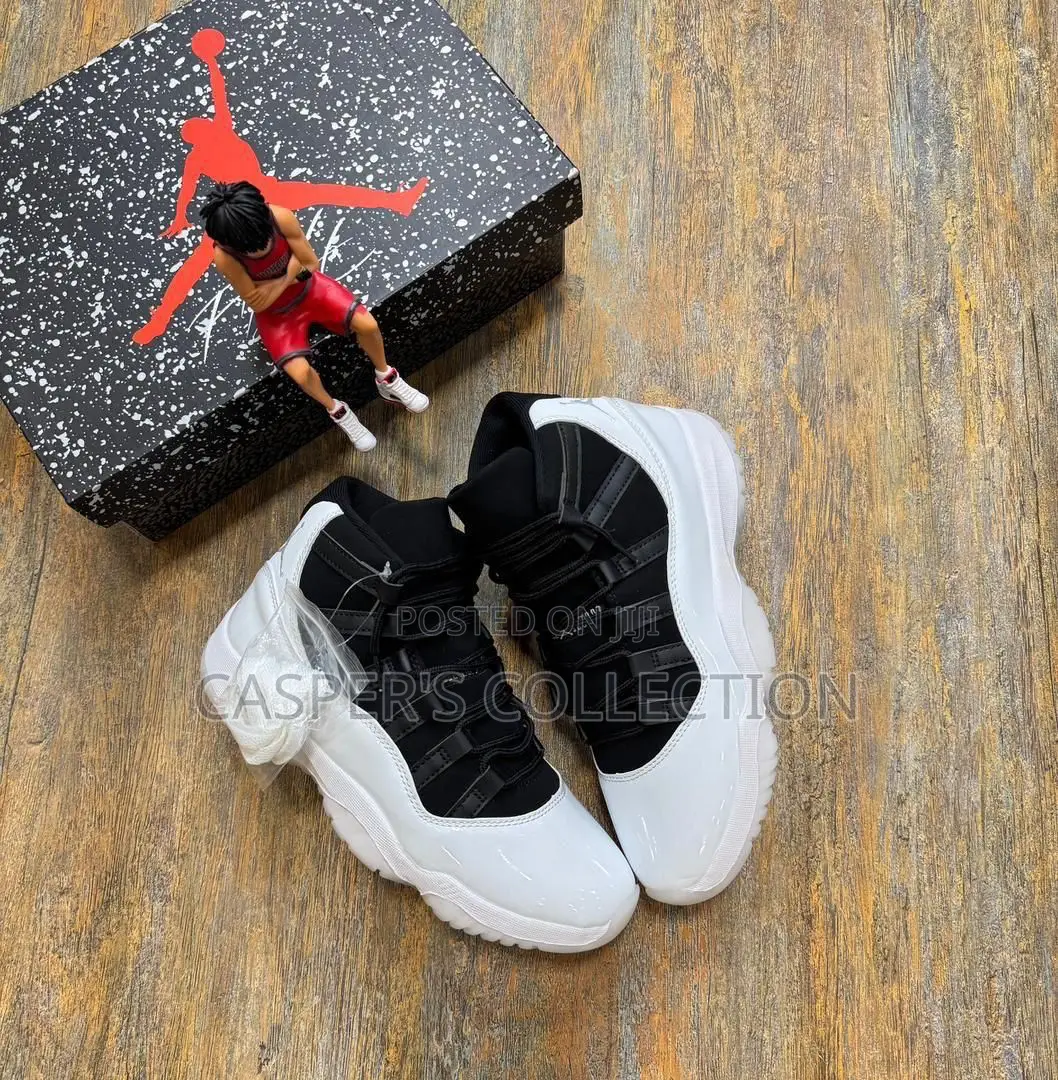 Air Jordan 11 Retro High (Tuxedo)