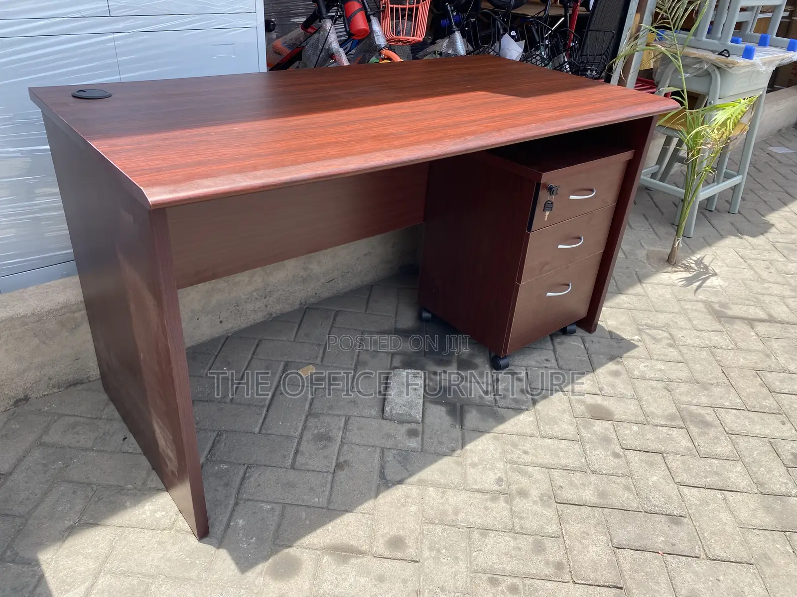 1.4m Standard Desk