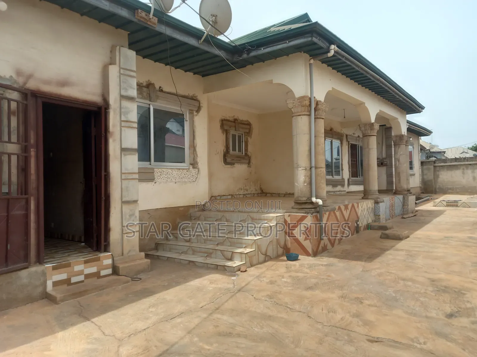 8bdrm House in Kronum, Kumasi Metropolitan for sale