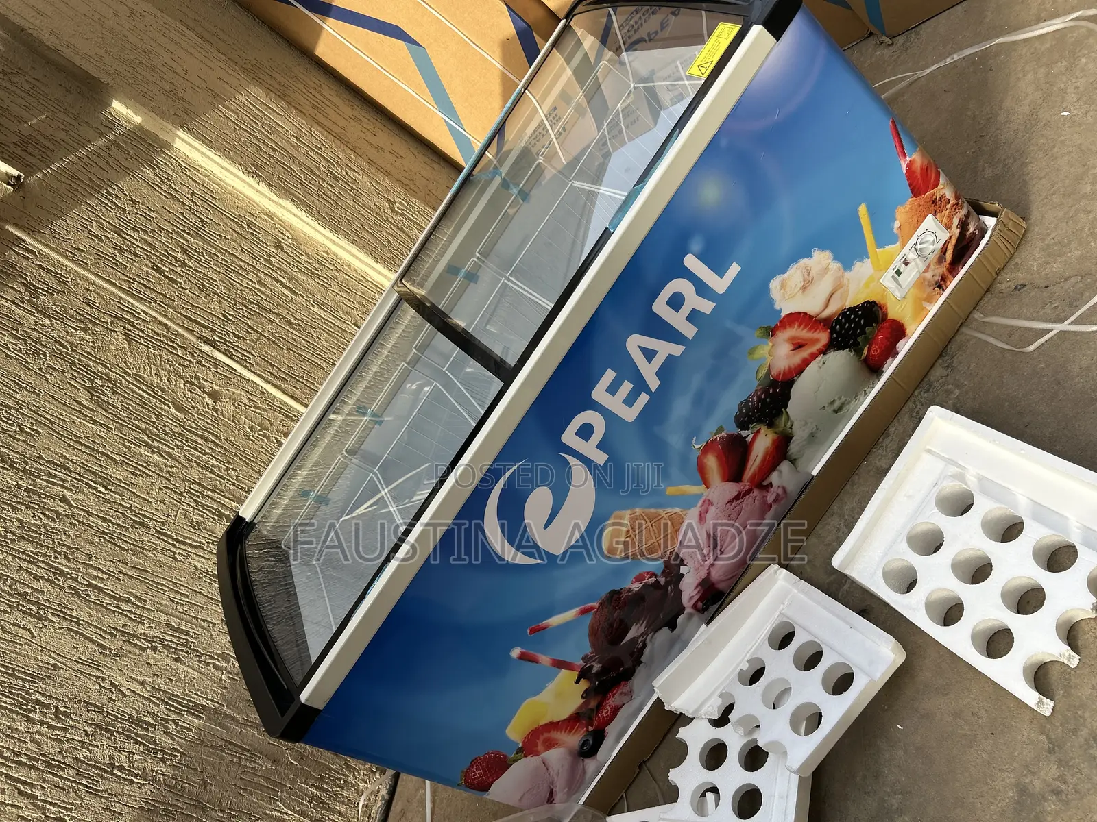 Pearl Ice Cream/ Display Freezer 588 Litres Gross