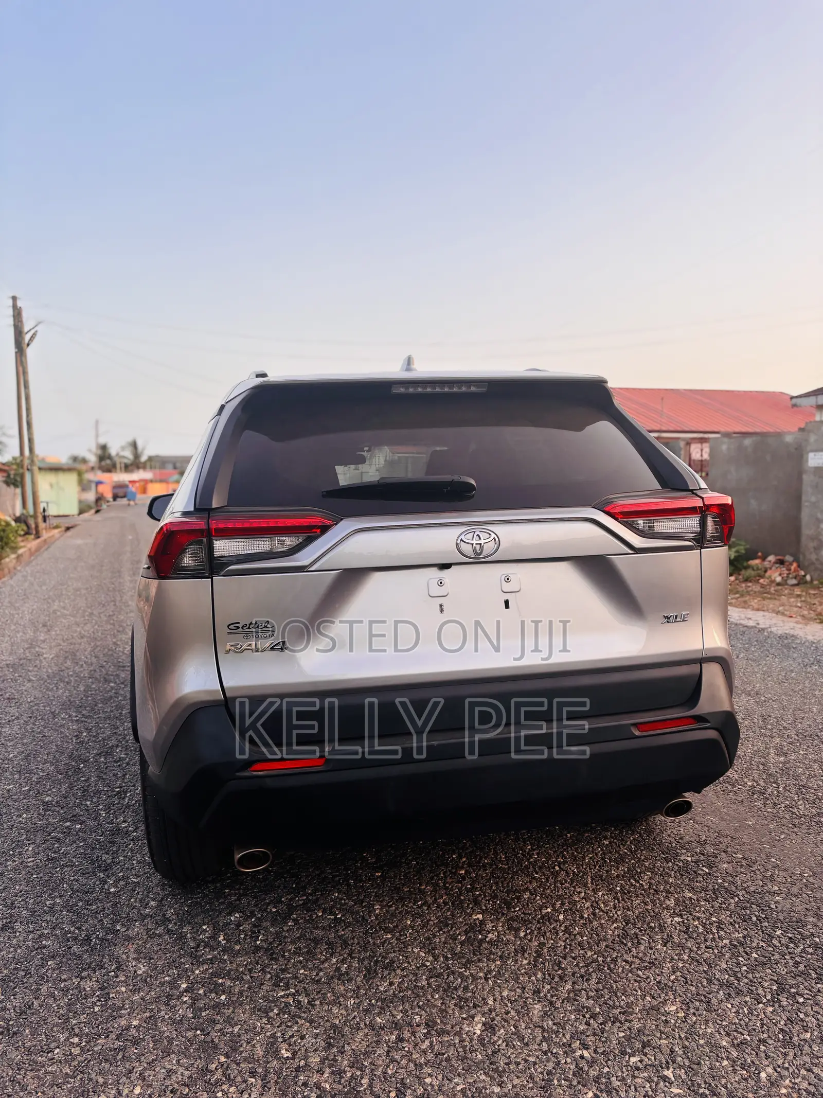 Toyota RAV4 XLE Premium FWD 2023 Silver