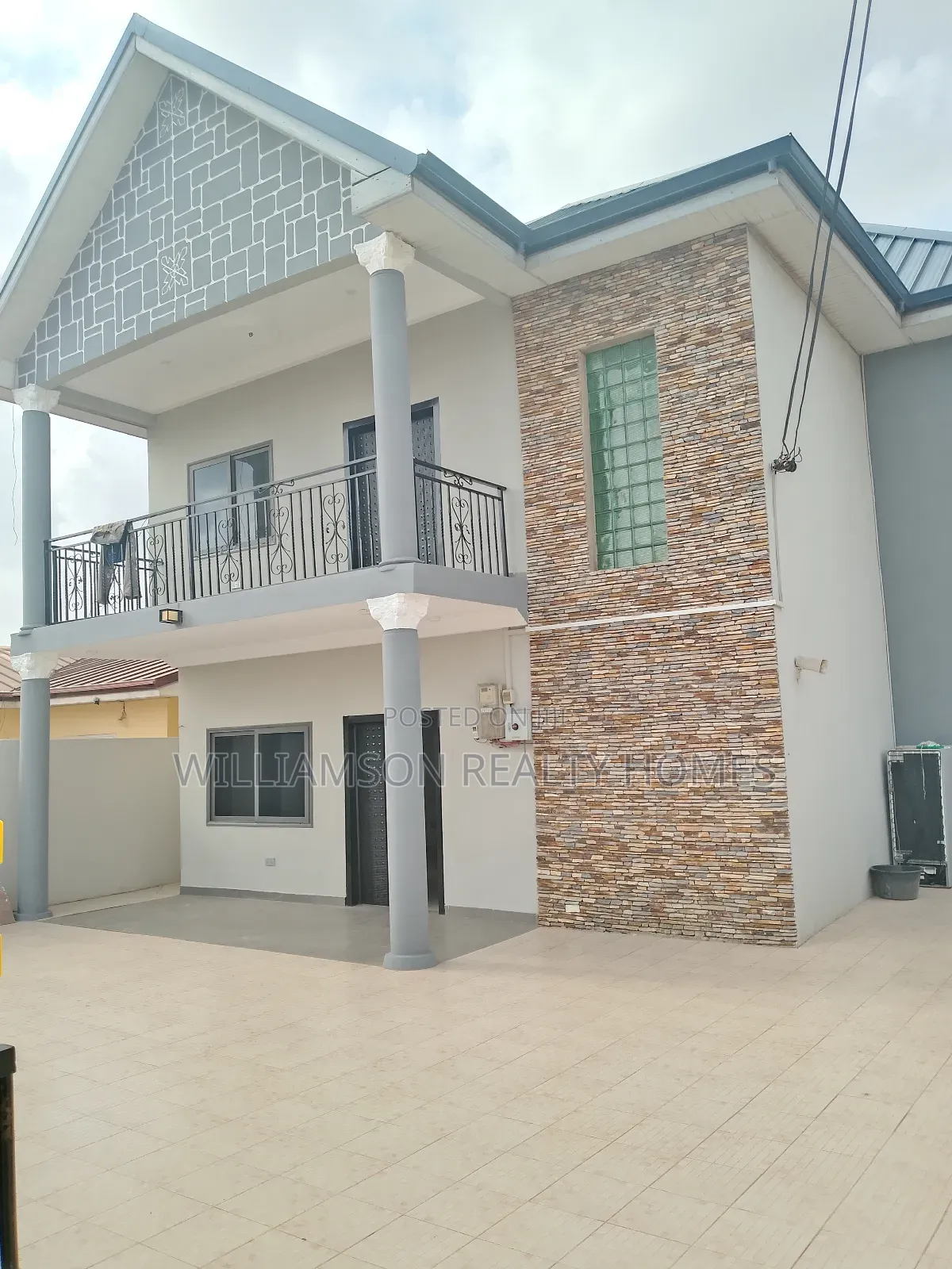 4bdrm Duplex in Kotobabi Road Area, Spintex for rent