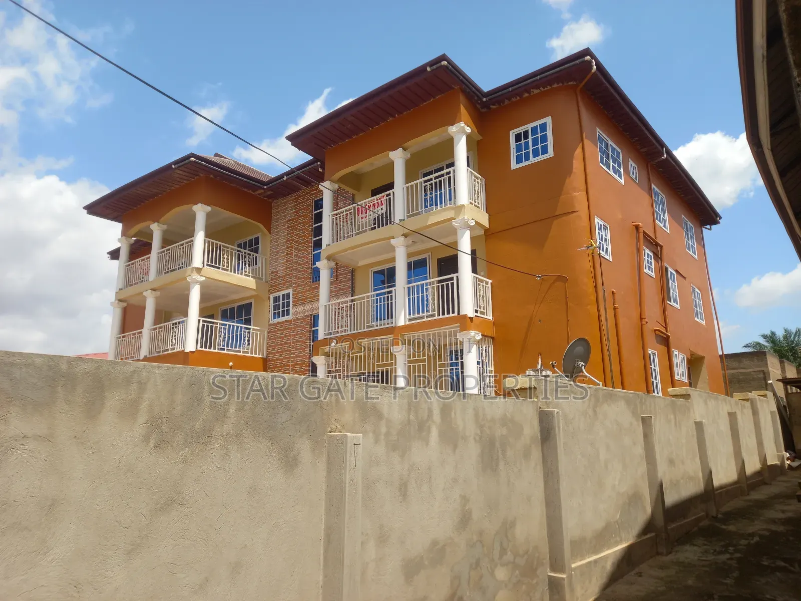 12bdrm House in Abuakwa, Kumasi Metropolitan for sale