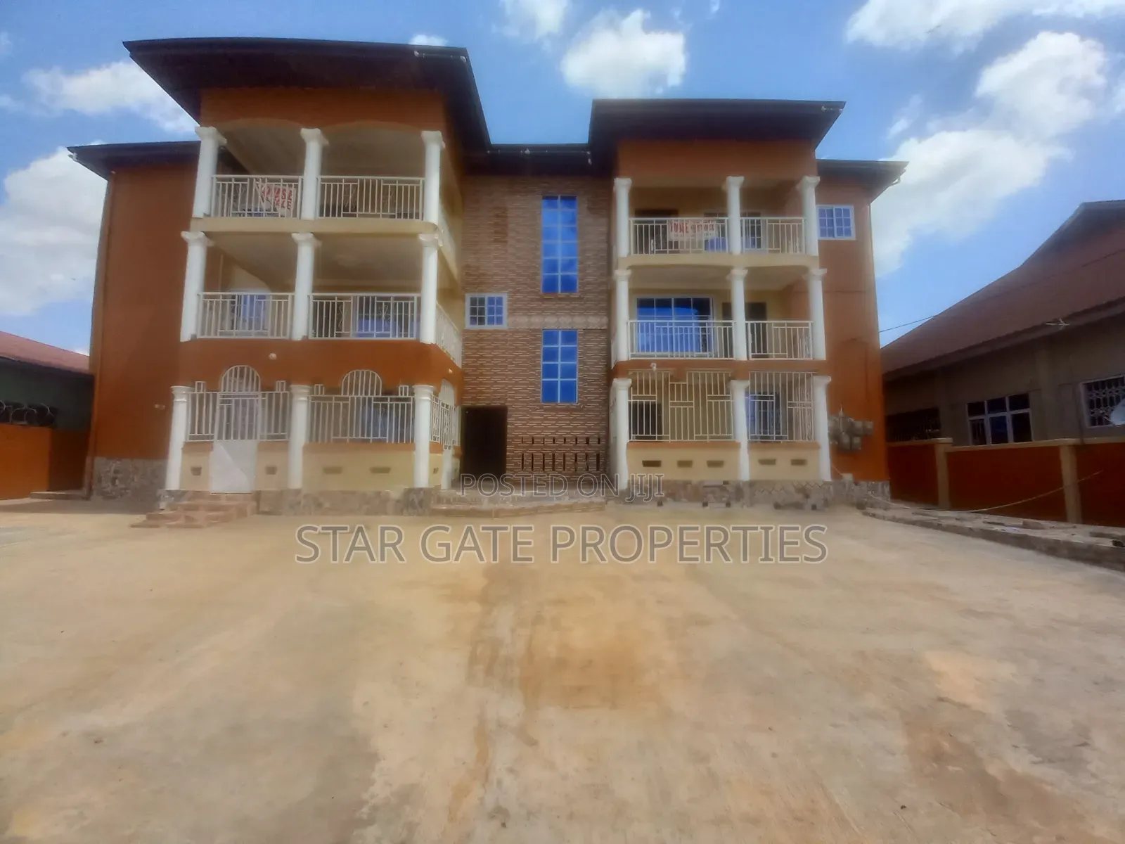 12bdrm House in Abuakwa, Kumasi Metropolitan for sale