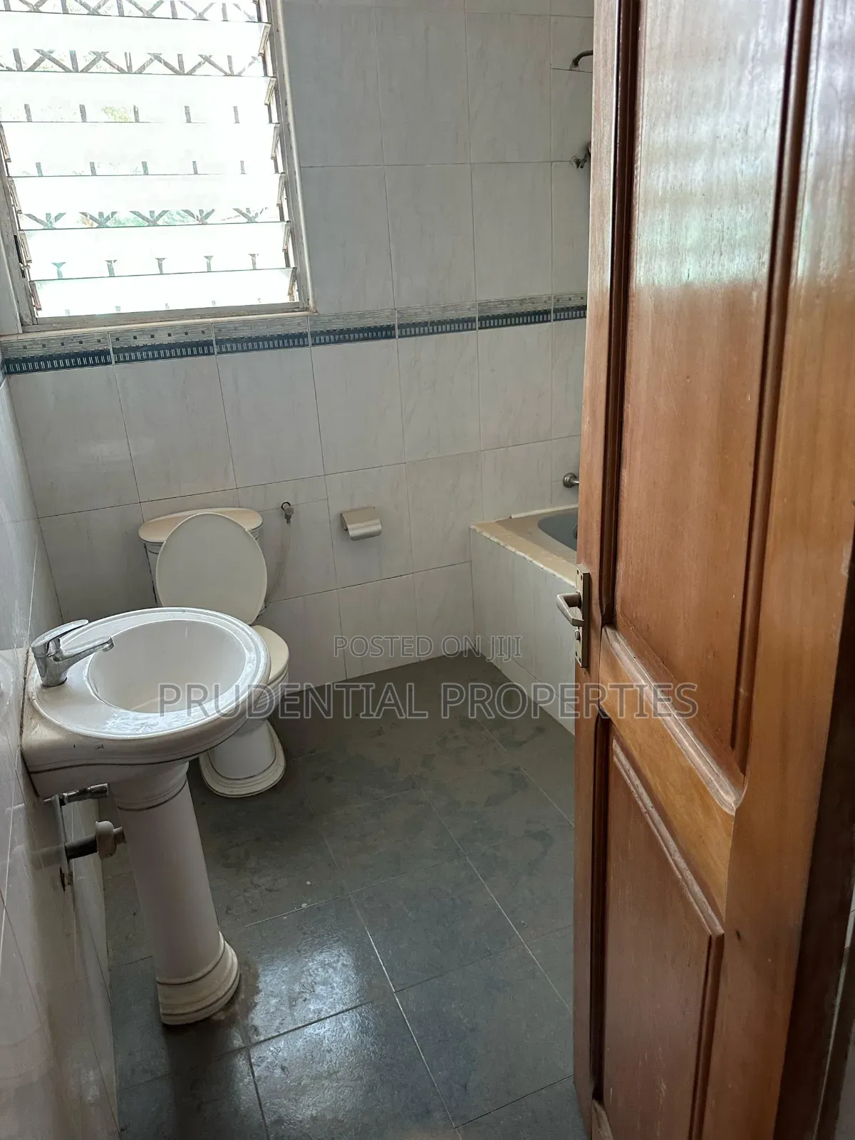 4bdrm House in Kokomlemle for sale