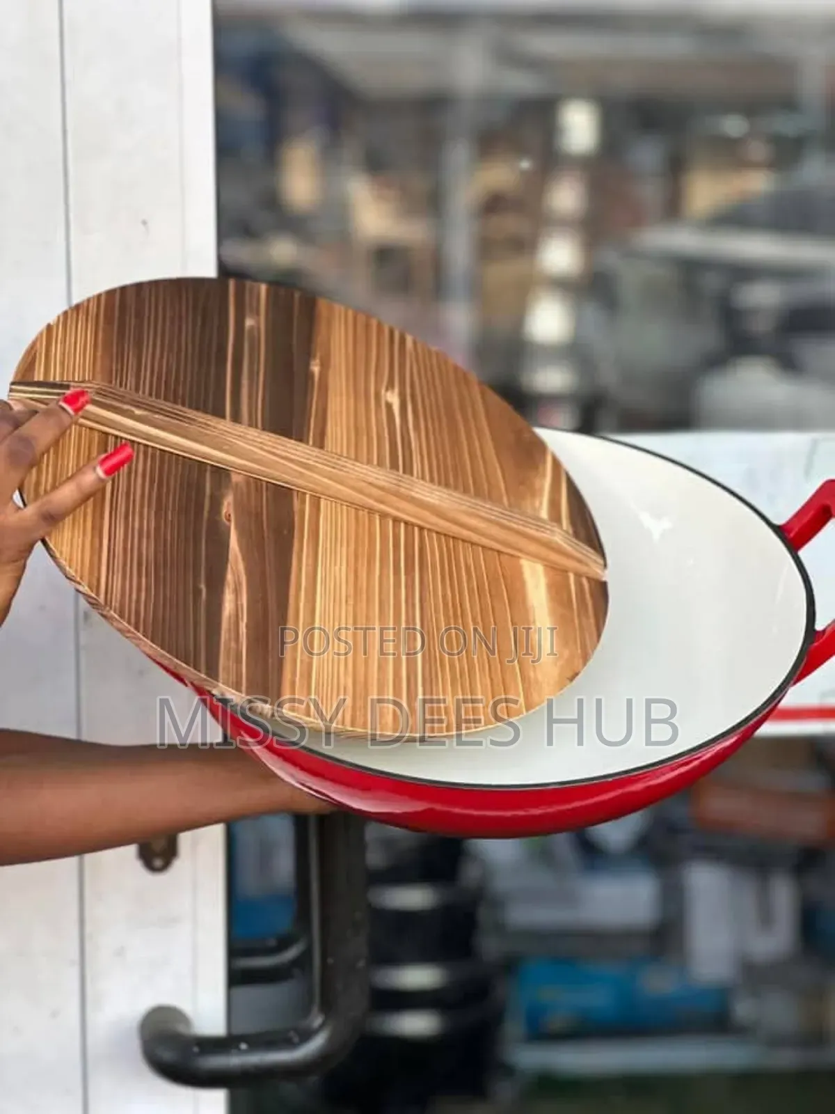 Heavy And Best Quality Cast Iron Pot With Wooden Cover