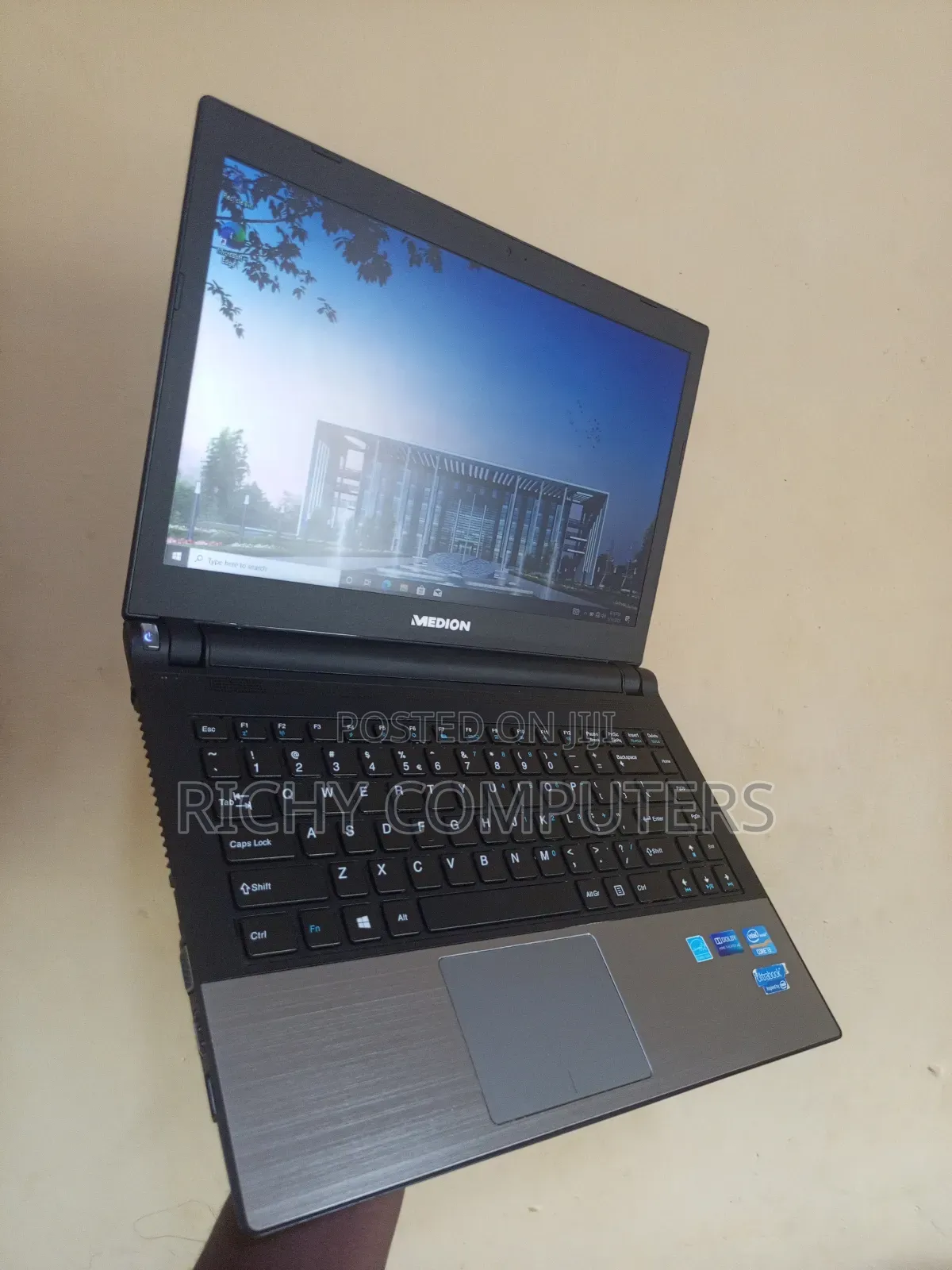Laptop Medion 4GB Intel Core i3 HDD+SSD 320GB