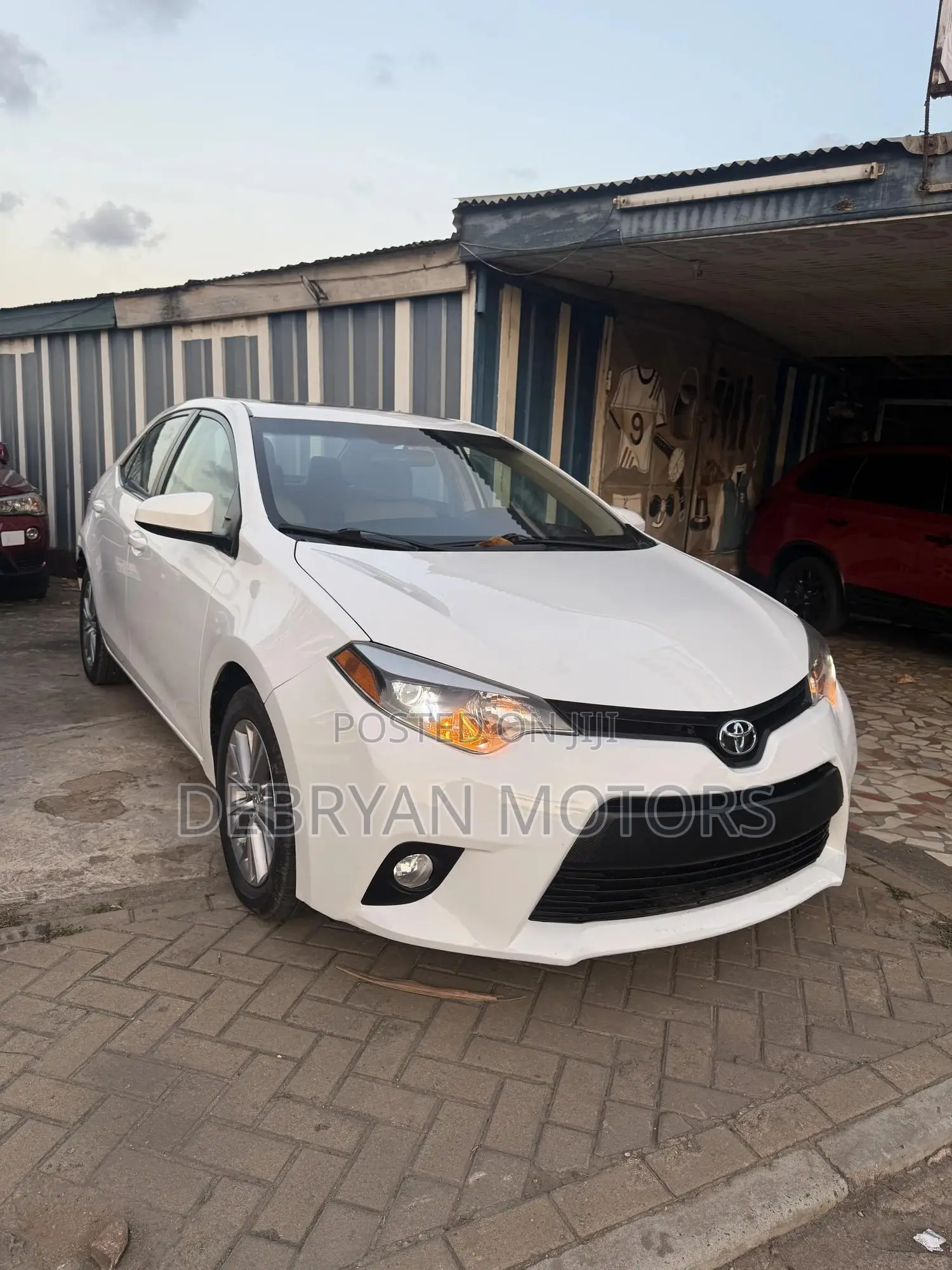 Toyota Corolla LE Plus 4dr Sedan (1.8L 4cyl CVT) 2014 White