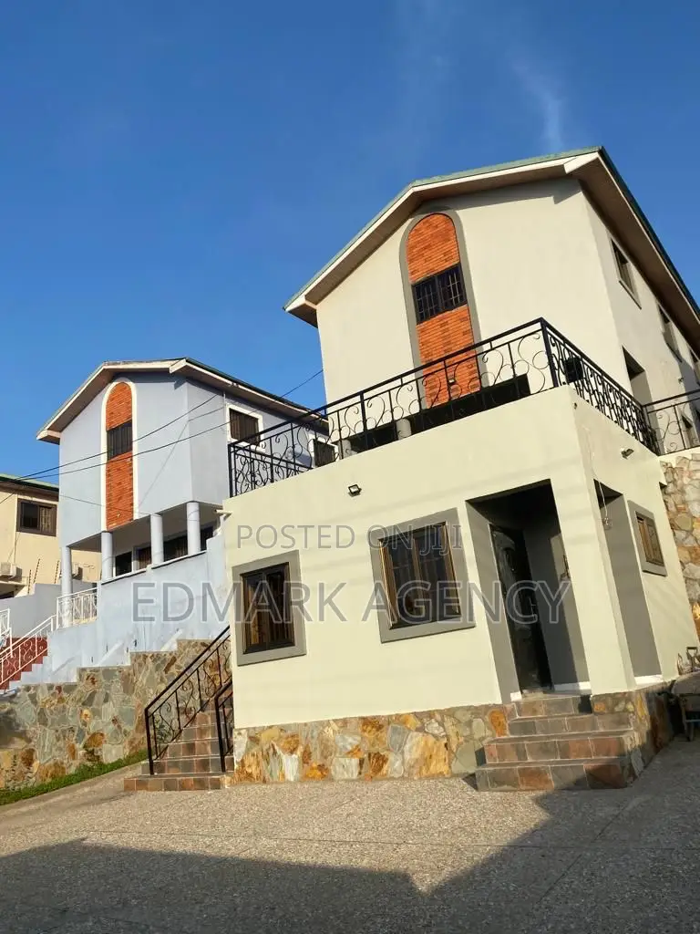 3bdrm House in Ashongman Estate, Police Station for sale