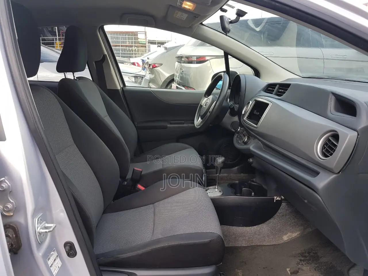 Toyota Vitz 1.3 FWD 5dr 2013 Silver