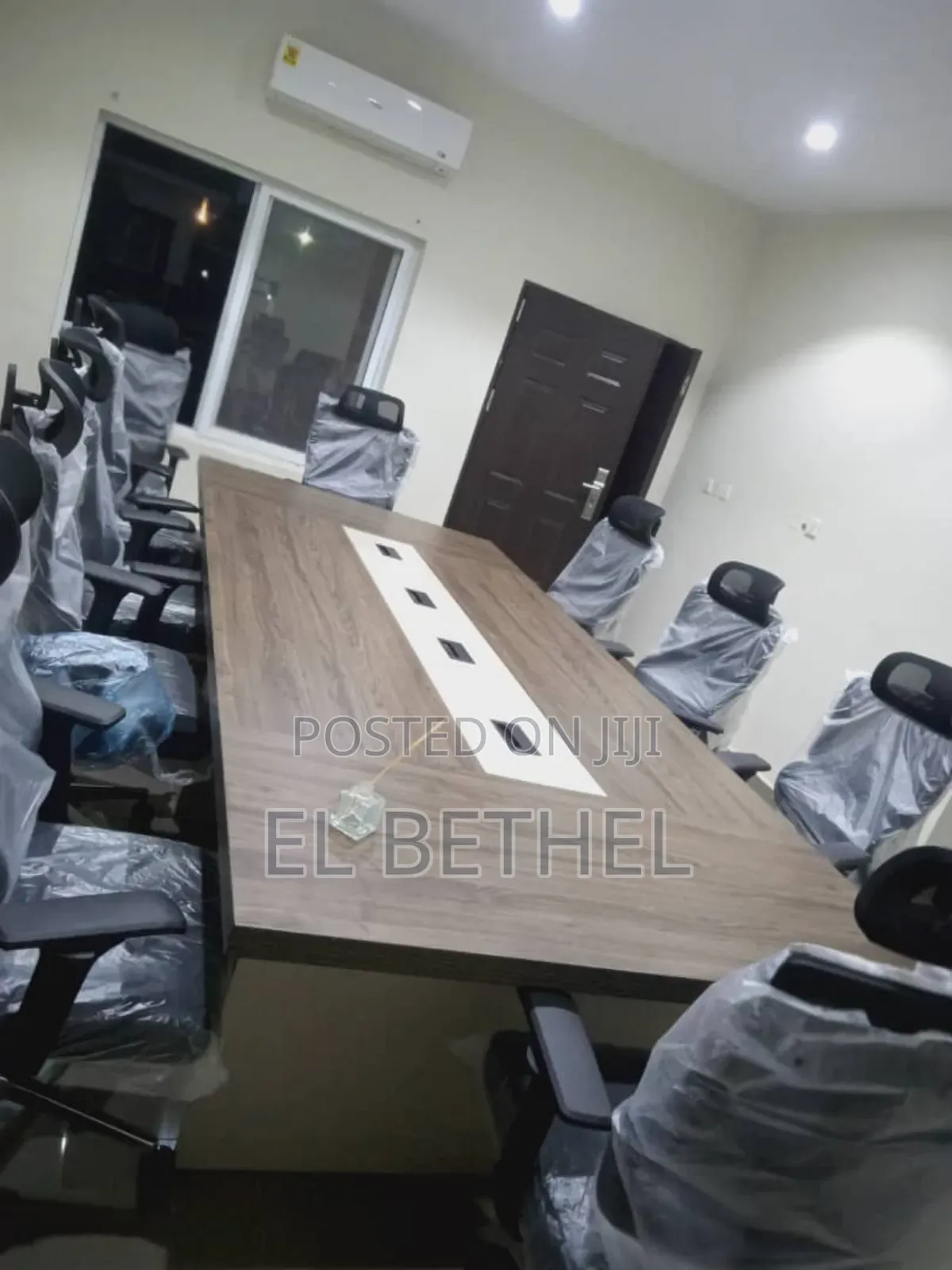 Table for Conference Maticulourus