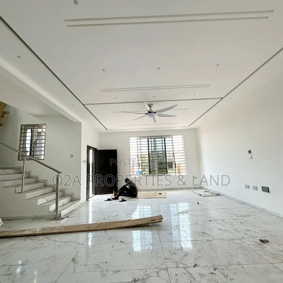 5bdrm House in Lakeside Estate for sale