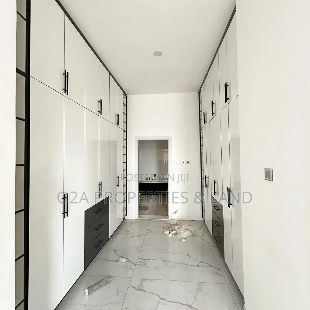5bdrm House in Lakeside Estate for sale