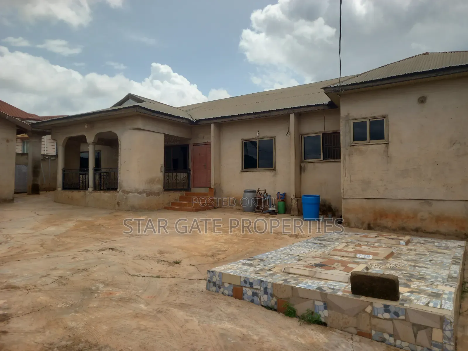 6bdrm House in Asuofia, Kumasi Metropolitan for sale